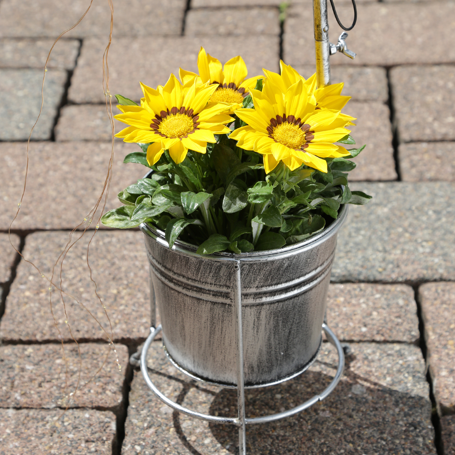 LED Solar Wasserhahn mit Blumentopf - Deko Balkon/Gartenbeleuchtung - H: 60cm - Sensor