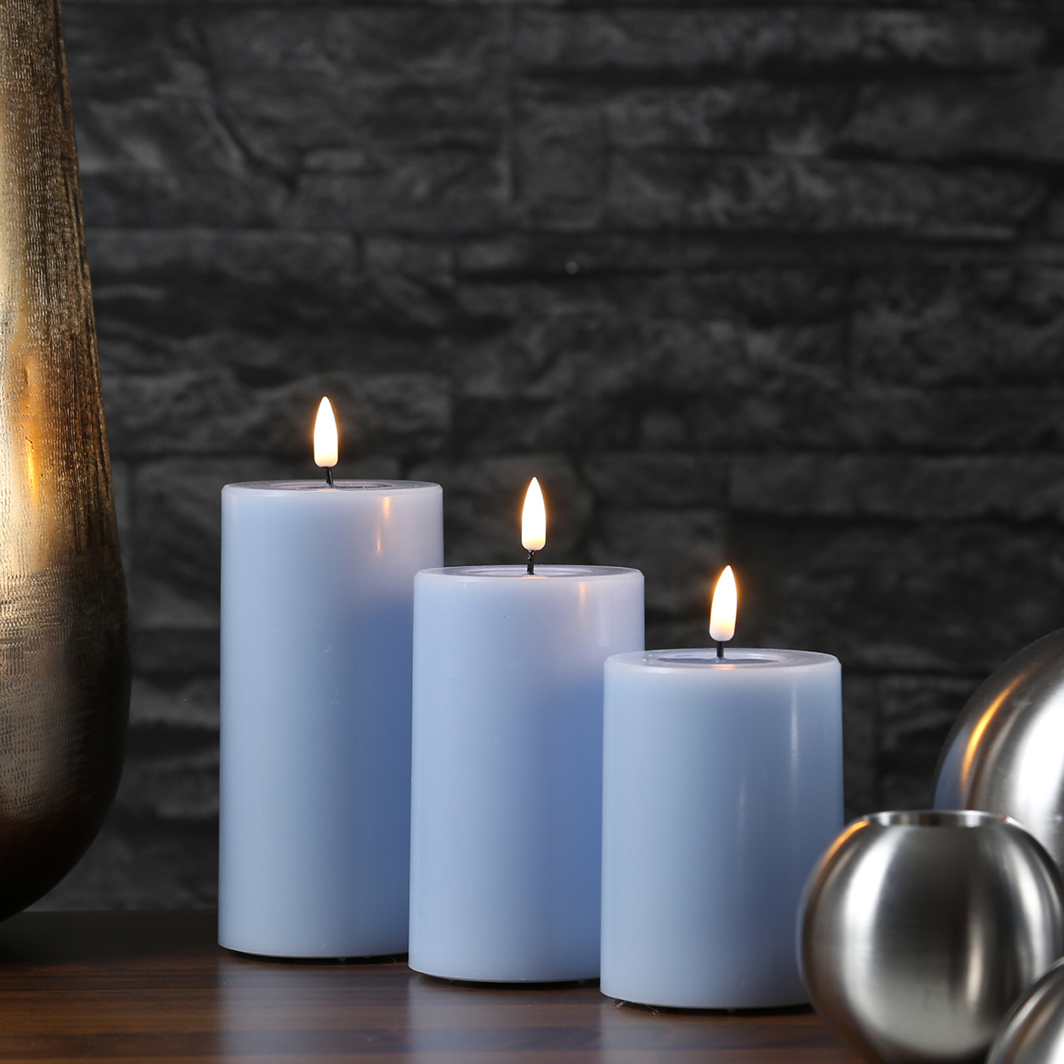 LED Stumpenkerze MIA - Echtwachs - realistische 3D Flamme - H 12-5cm - D 7-5cm - hellblau