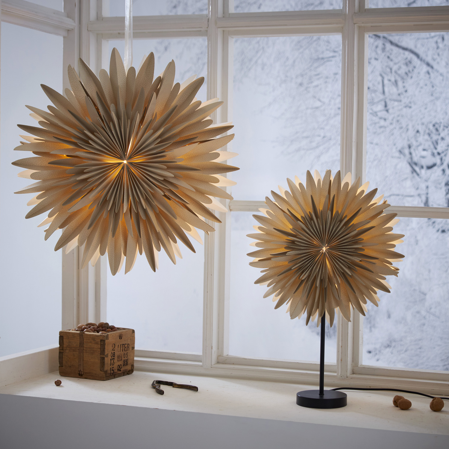 Papierstern WINTER - stehend - D: 40cm - H: 60cm - inkl. E14 Fassung u. Kabel - beige