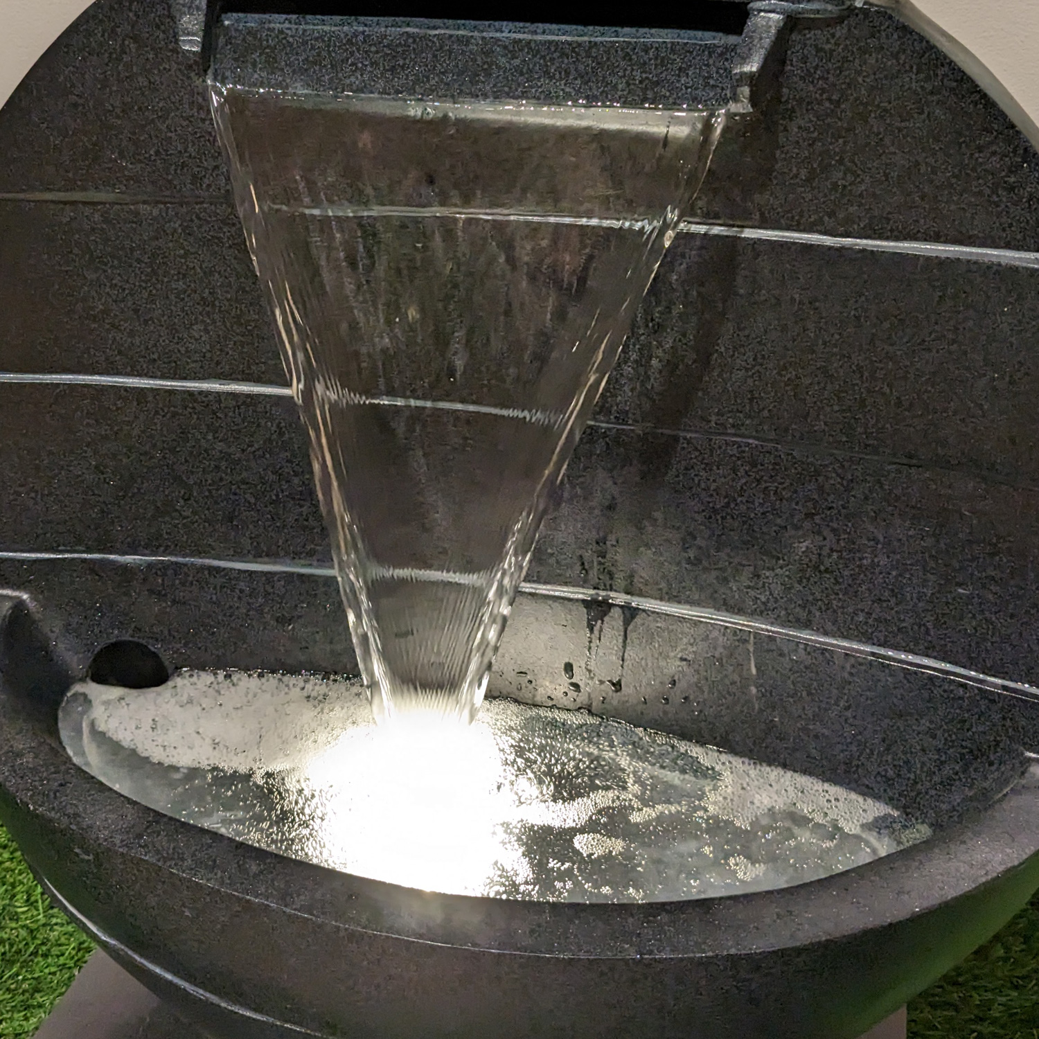 Brunnen - Gartenbrunnen - Polyresin - 6 warmweisse LED - H- 59cm - Aussentrafo - anthrazit