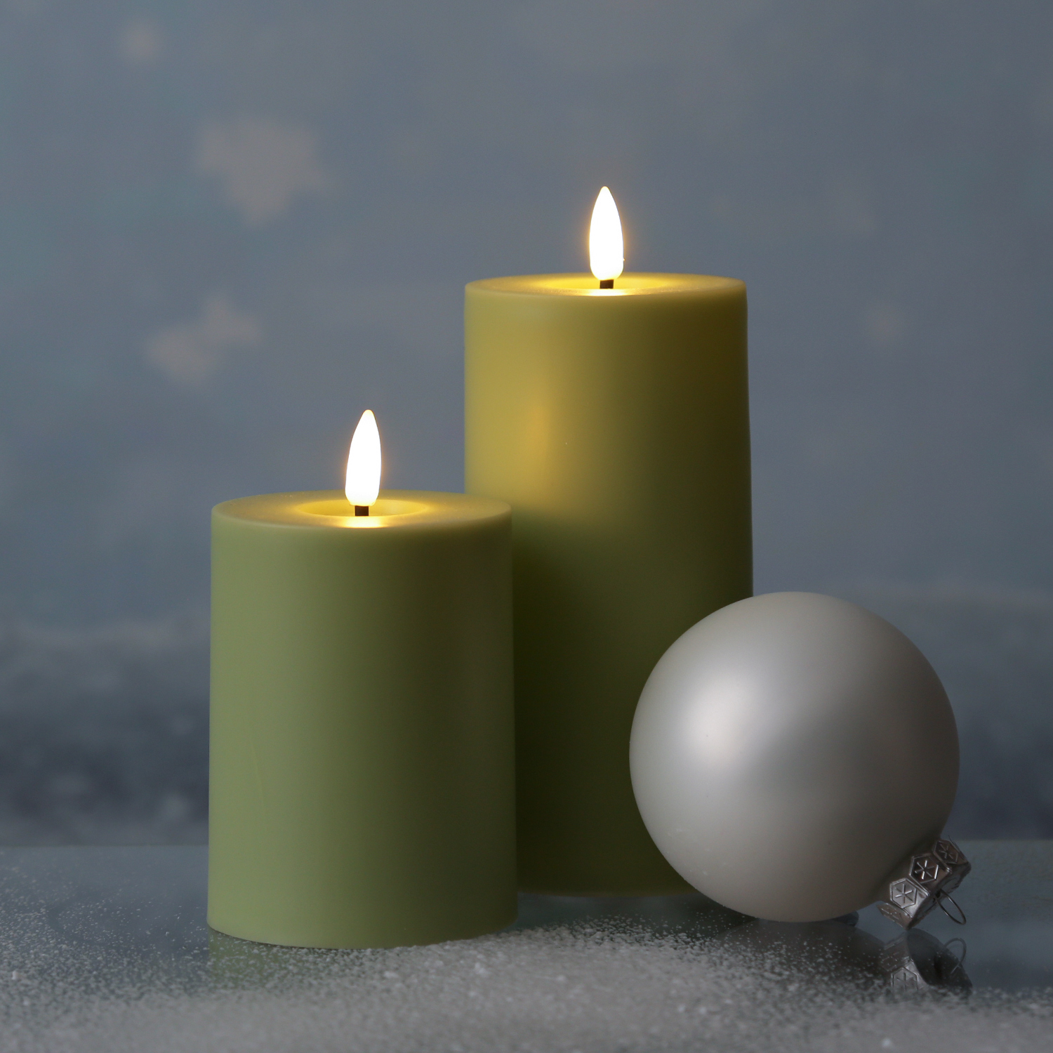 LED Stumpenkerze - Kunststoff - 3D Flamme - H: 10cm - D: 7,5cm - Timer - für Innen/Außen - grün