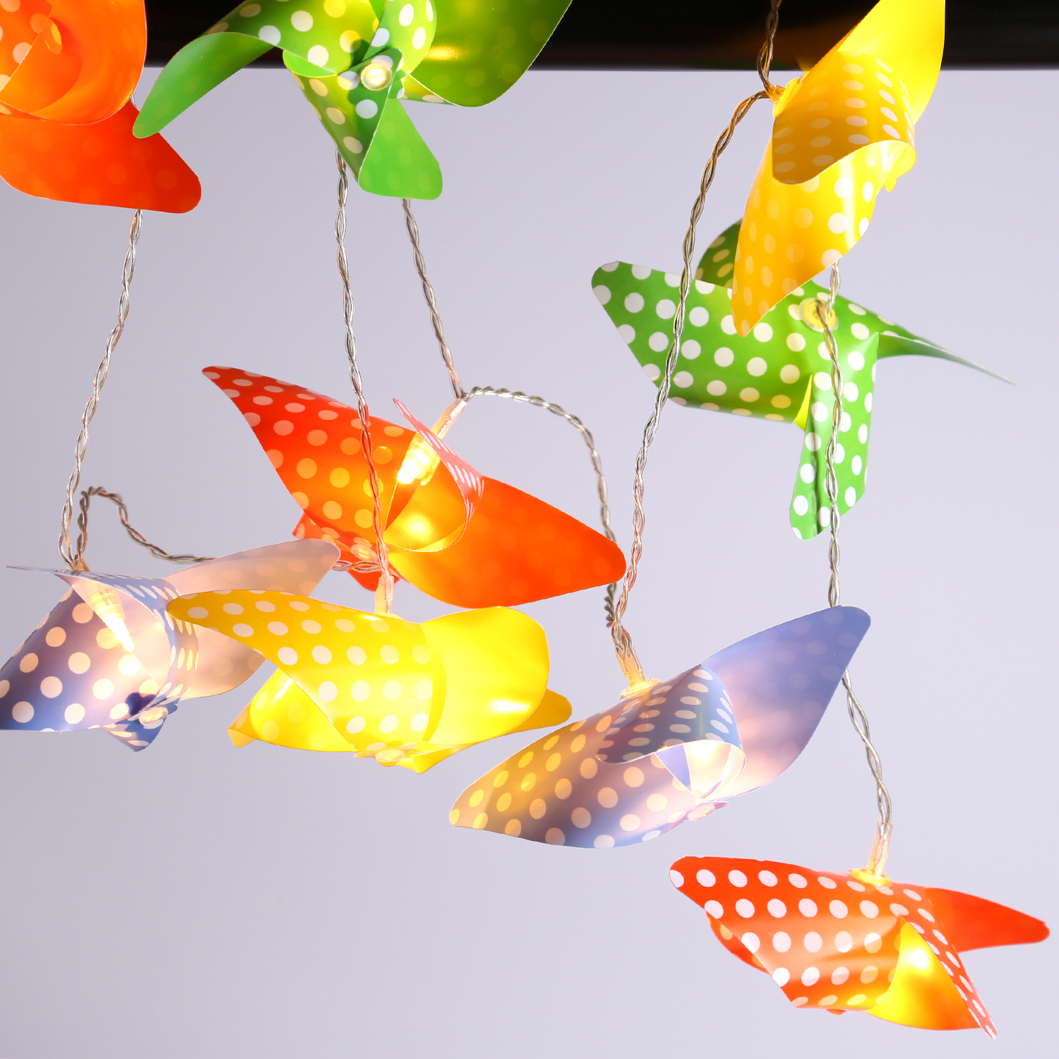 LED Lichterkette Windräder - 10 gepunktete Windräder mit je 1 LED - Batterie - bunt