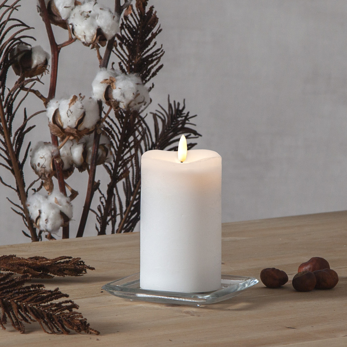 LED Stumpenkerze "Flamme" - Echtwachs - warmweiße Flamme - H: 14cm - Batteriebetrieb - Timer