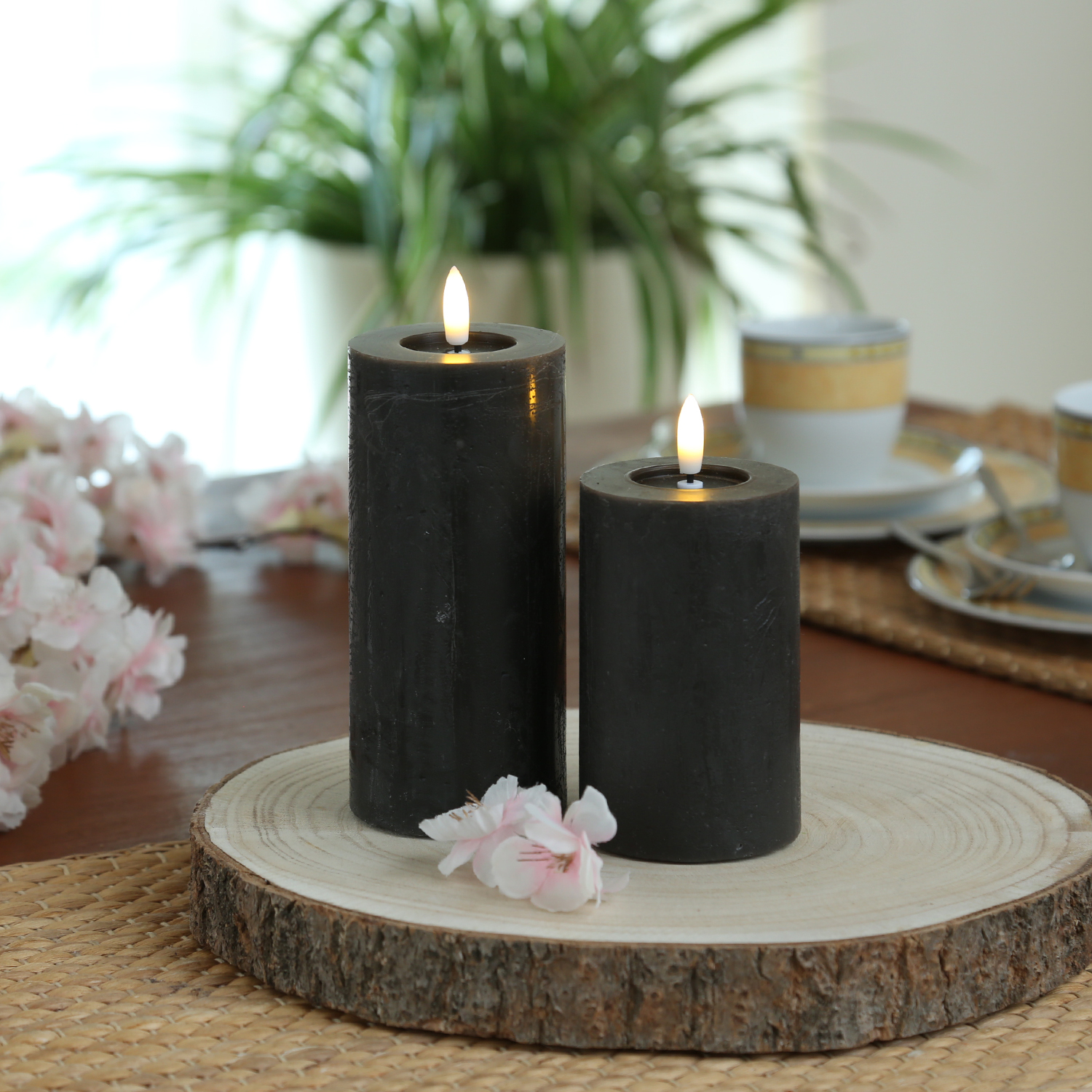 LED Kerze LINA - Rustik-Optik - Echtwachs - H: 15cm - D: 7cm - Batterie - Timer - schwarz