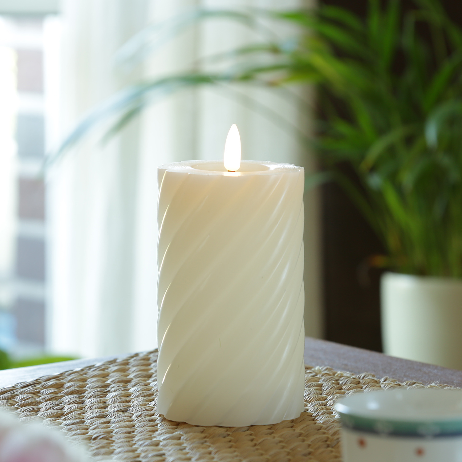 LED Stumpenkerze TWIST - Echtwachs - warmweiße 3D Flamme - H: 15cm - Batterie - Timer