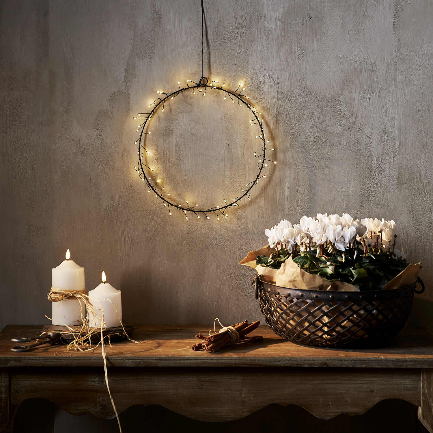 LED Lichtkranz Nike - 80 warmweiße LED - D: 30cm - Indoor - Batterie - Timer - schwarz