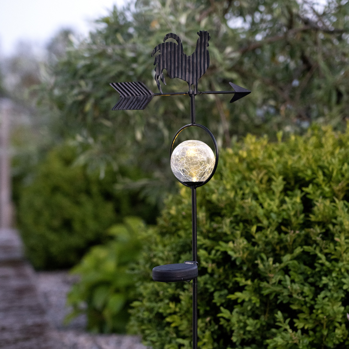 LED Solarstab "Hahn mit Windrichtungspfeil" - 1 warmweiße LED - H: 81cm - Dämmerungssensor - schwarz LED Solarstab "Hahn mit Windrichtungspfeil" - 1 warmweiße LED - H: 81cm - Dämmerungssensor - schwarz