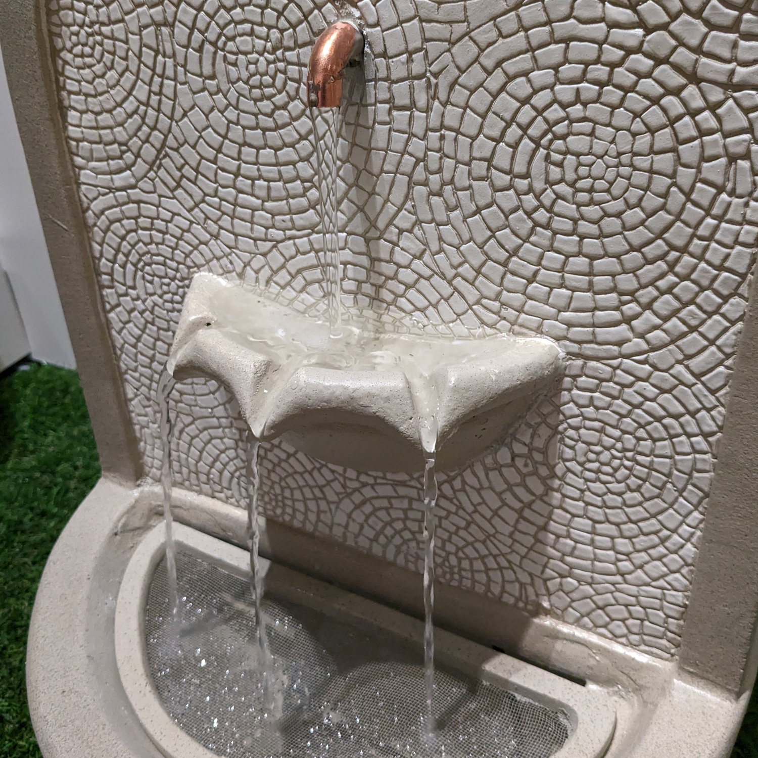Brunnen - Wand- und Standbrunnen - rund - GRC Beton - H: 54cm - Außen - sandfarben