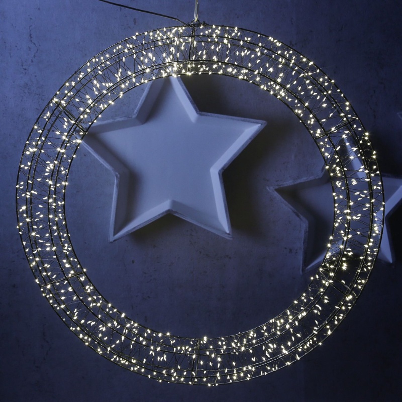 Weihnachtskranz aus Metall und vielen LED