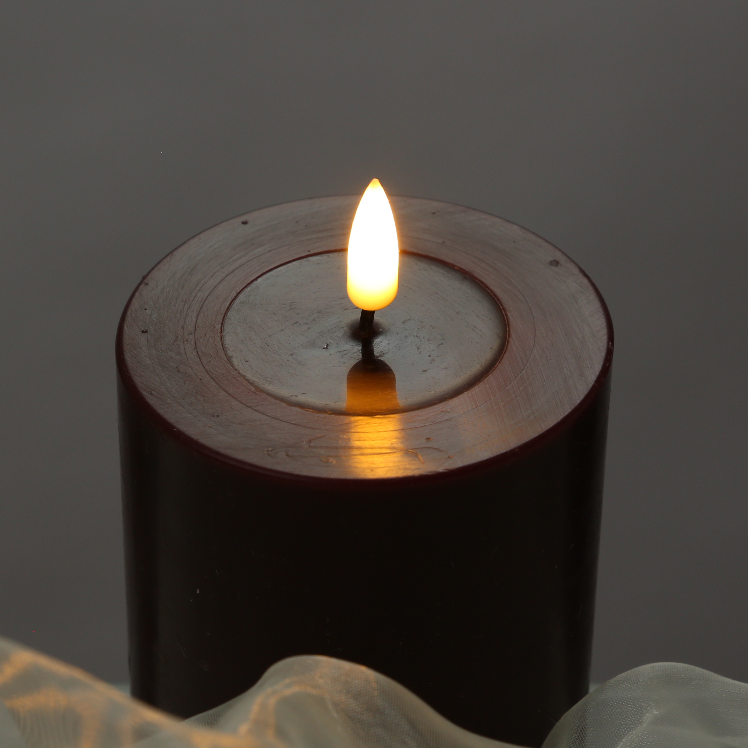 LED Stumpenkerze MIA - Echtwachs - realistische 3D Flamme - H: 10cm - D: 7,5cm - weinrot