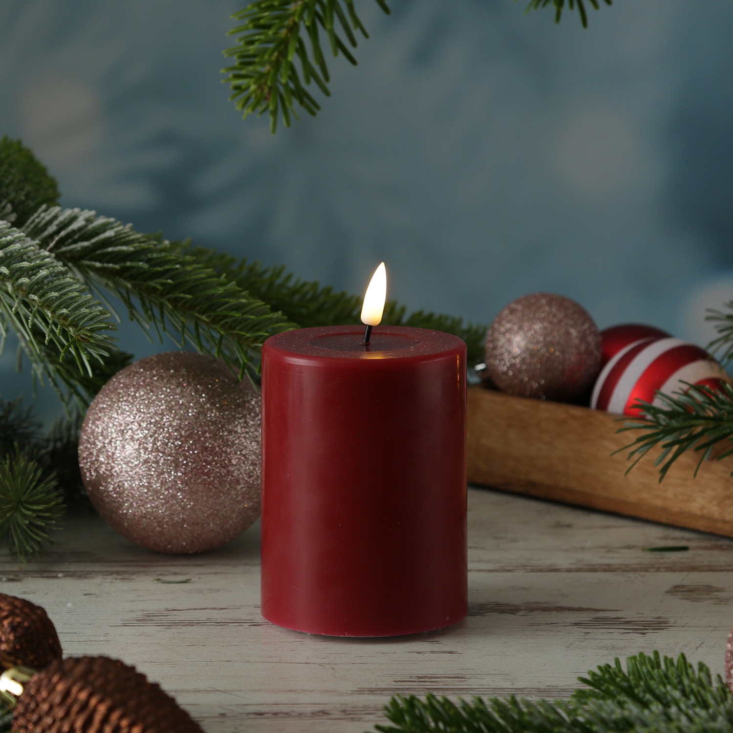 LED Stumpenkerze MIA - Echtwachs - realistische 3D Flamme - H: 10cm - Batteriebetrieb - weinrot