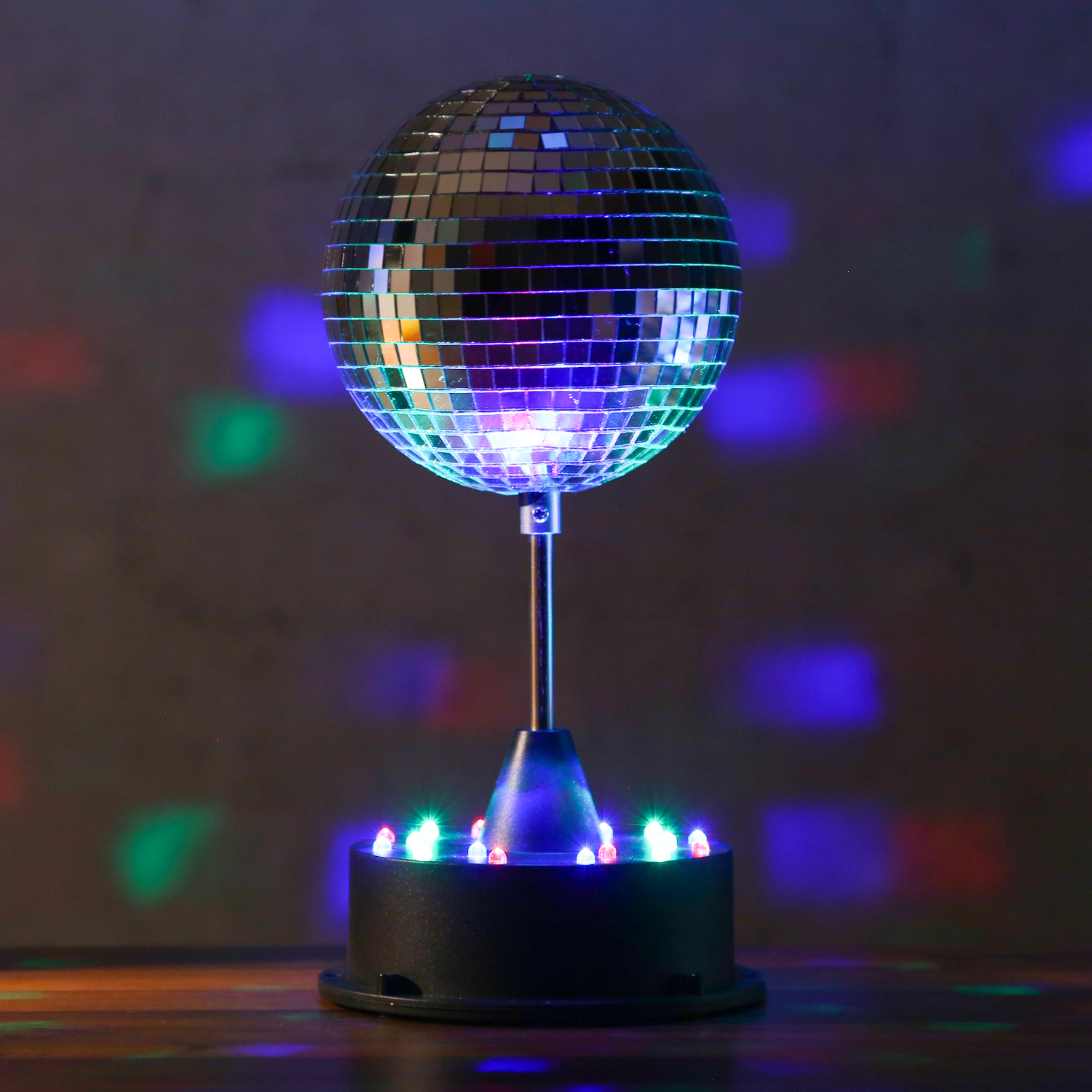 LED Spiegelkugel 13cm mit Standfuß - 18 bunte LED - Batterie und USB Betrieb - silber