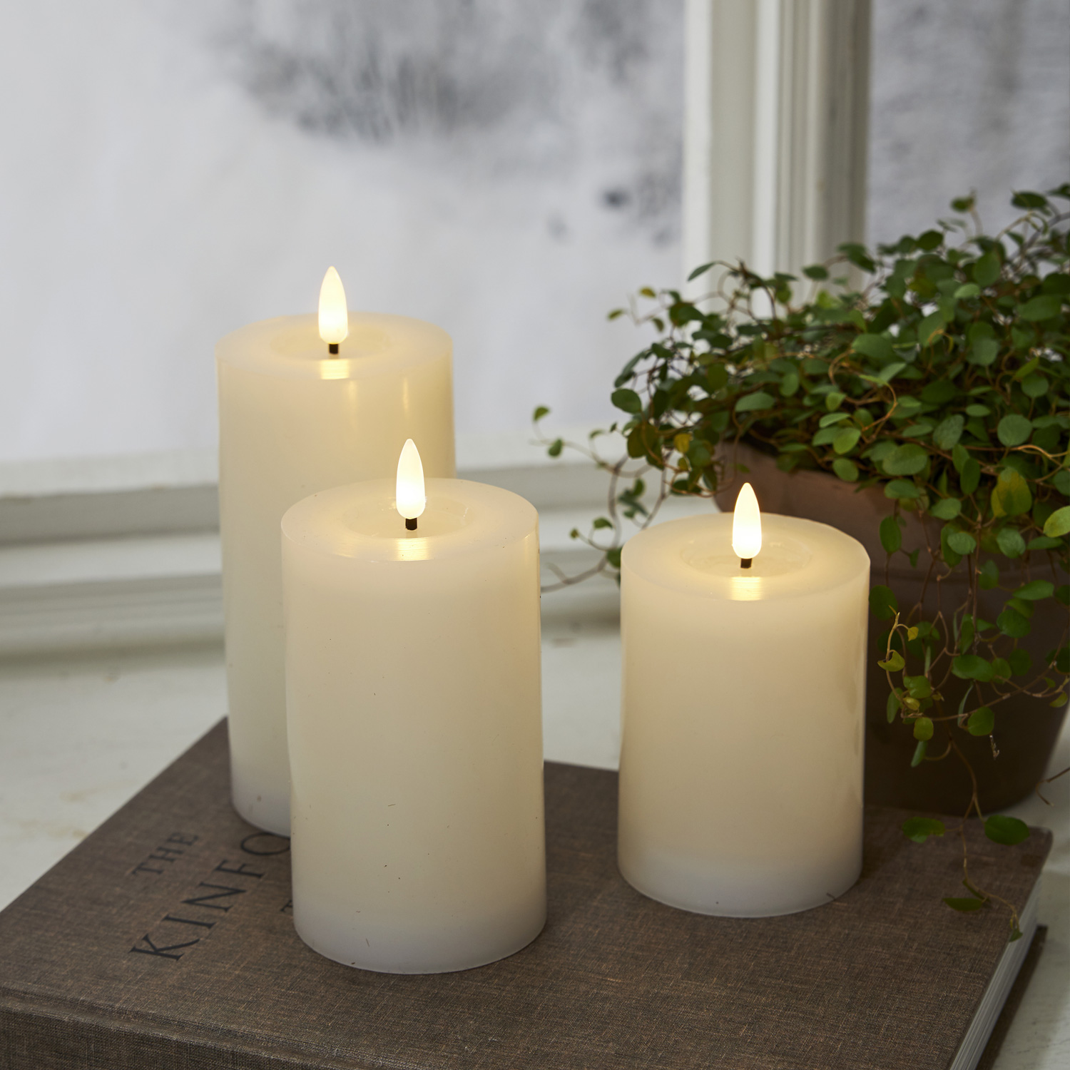 LED Stumpenkerze LINA - Echtwachs - realistische 3D Flamme - H: 17,5cm - Batterie - Timer - weiß