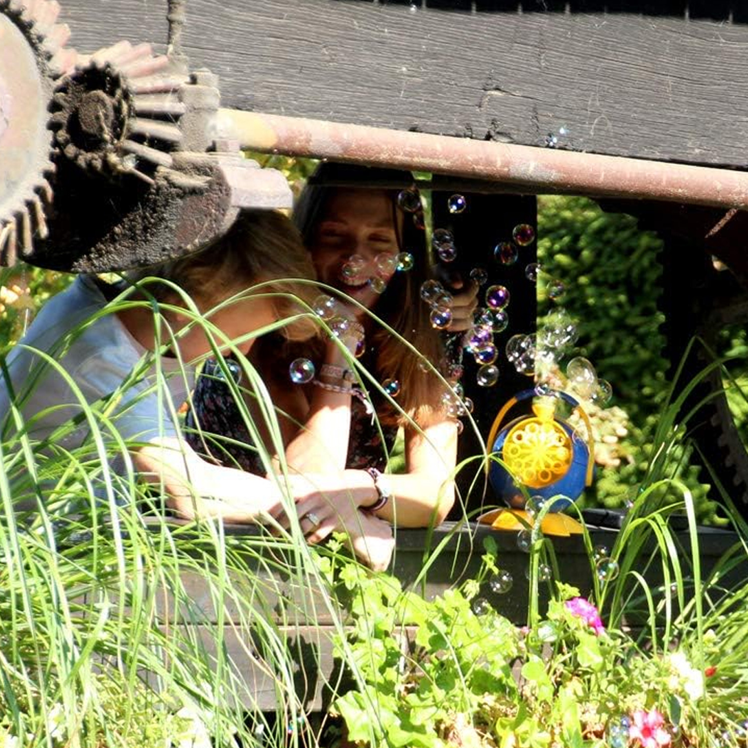 HOLLYHOPPER® Seifenblasenmaschinen Set mit 1L Qualitäts-Fluid 2x Fang-Kescher