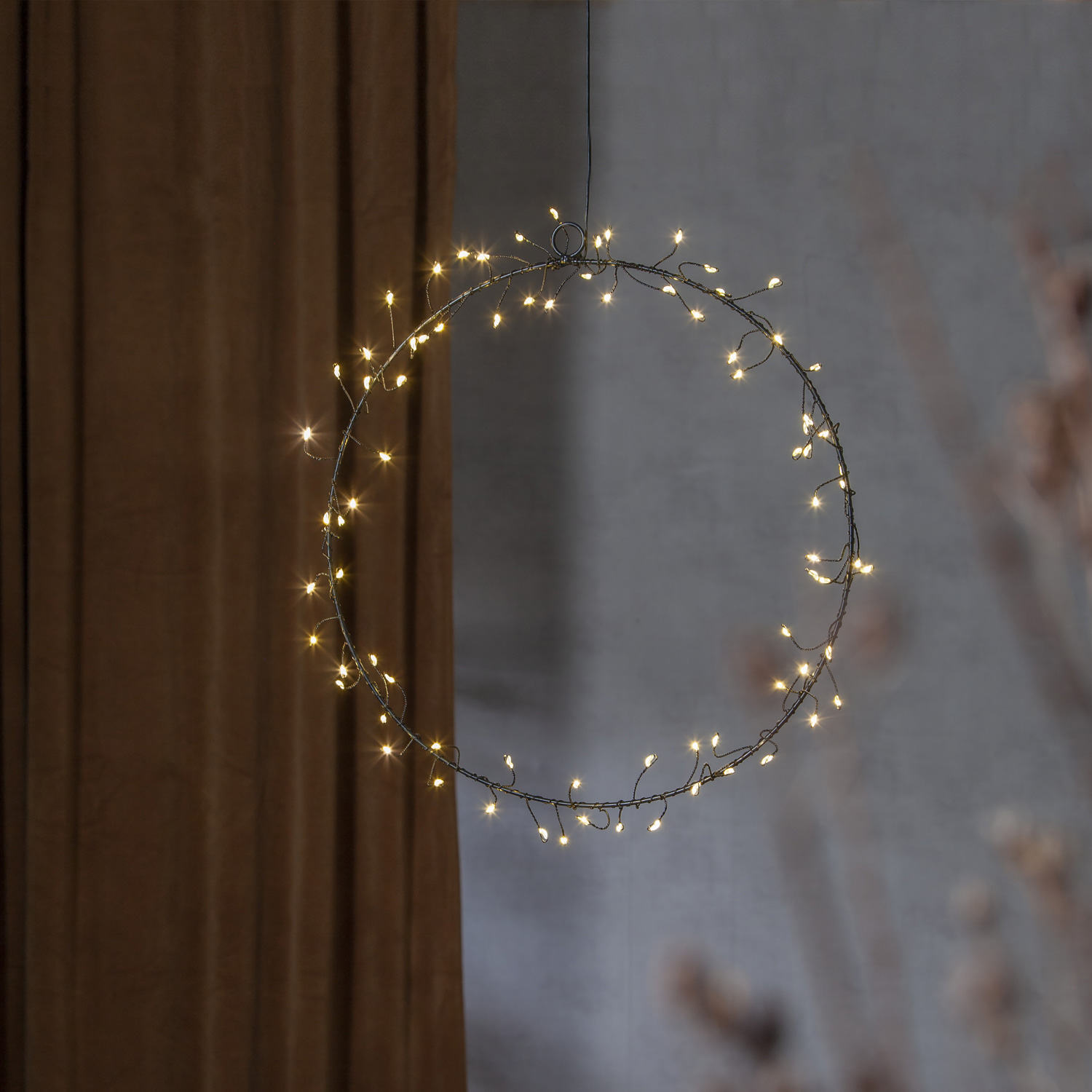 LED Lichtkranz Nike - 80 warmweiße LED - D: 30cm - Indoor - Batterie - Timer - schwarz