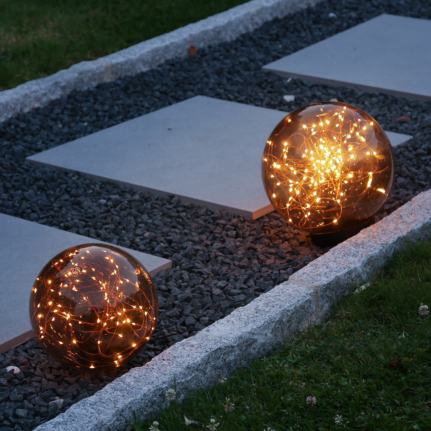 LED Kugel mit Drahtlicherkette - stehend - 100 bernsteinfarbene LED - D: 25cm - f. Außen - rauchgrau