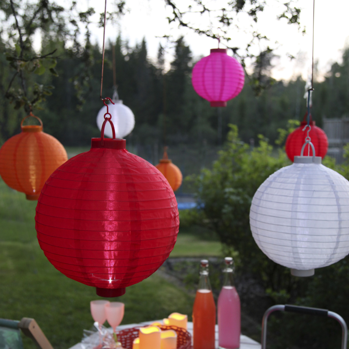 LED Solar Lampion "Festival" - kaltweiße LED - D: 20cm - Dämmerungssensor - mit Montagehaken - weiß