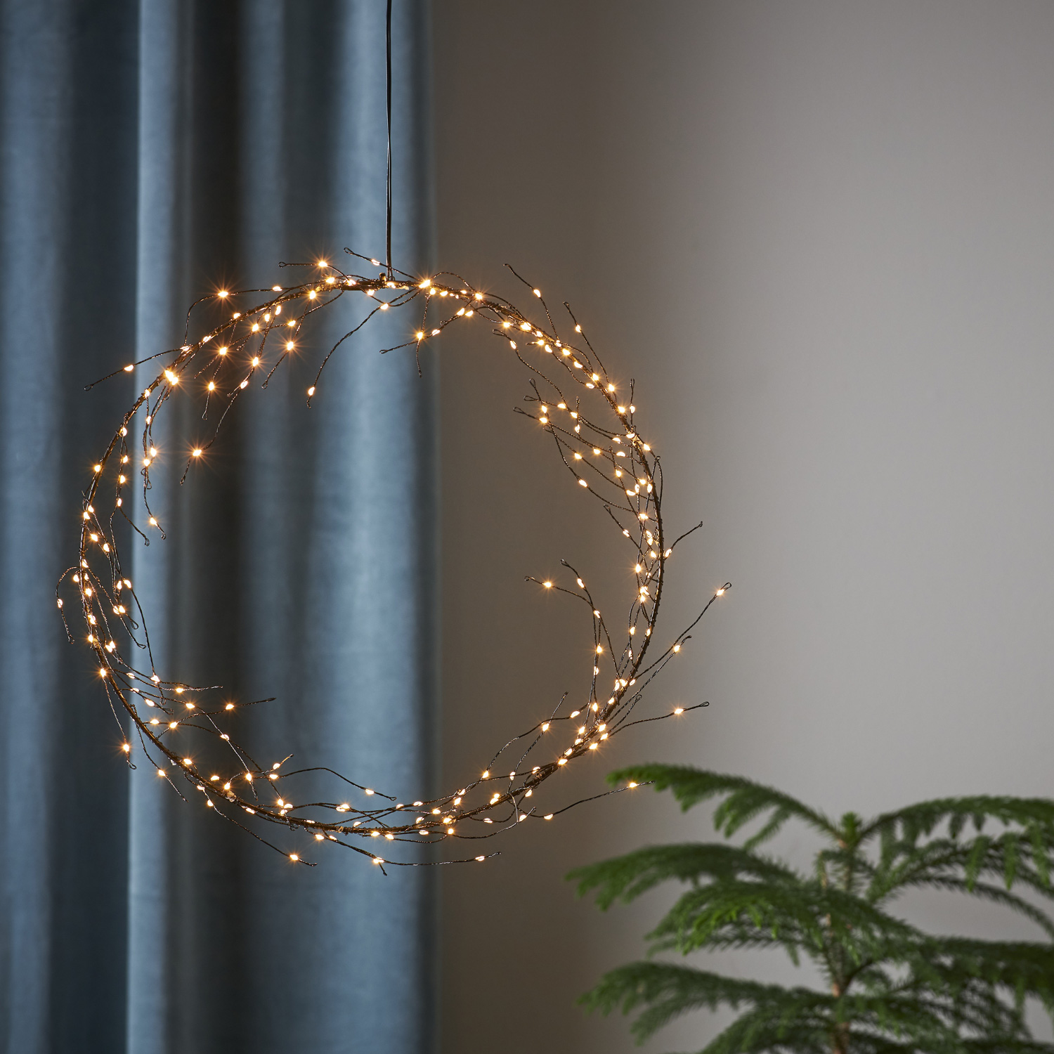 LED Kranz "Curly" - 200 warmweiße LED - D: 35cm - schwarz