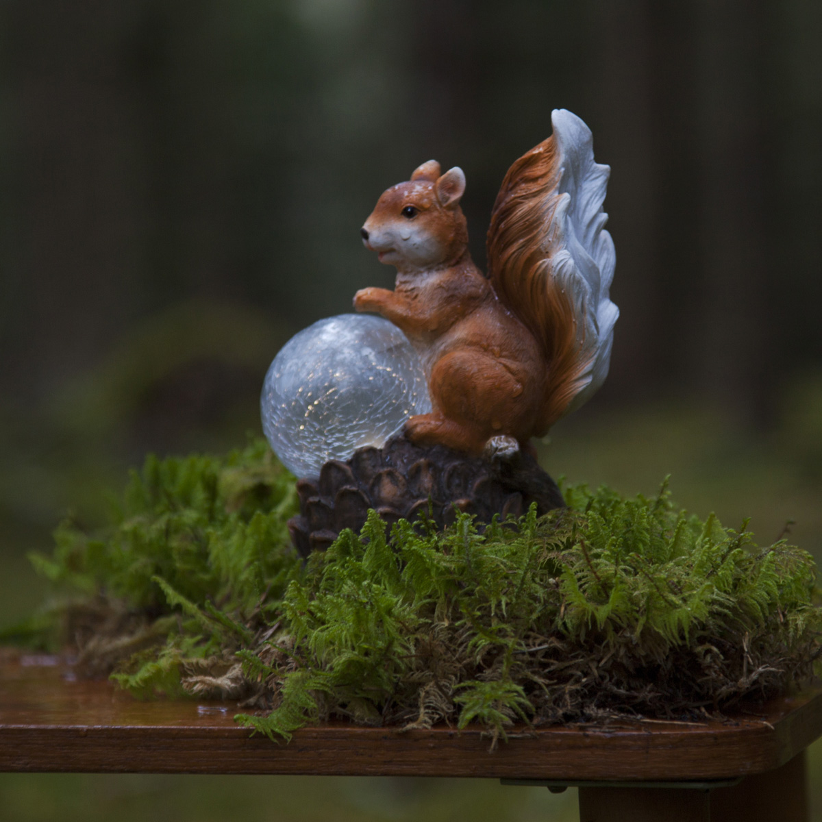 LED Solar Gartenfigur "Eichhörnchen mit Lichtkugel" - warmweiße LED in Glaskugel - Lichtsensor