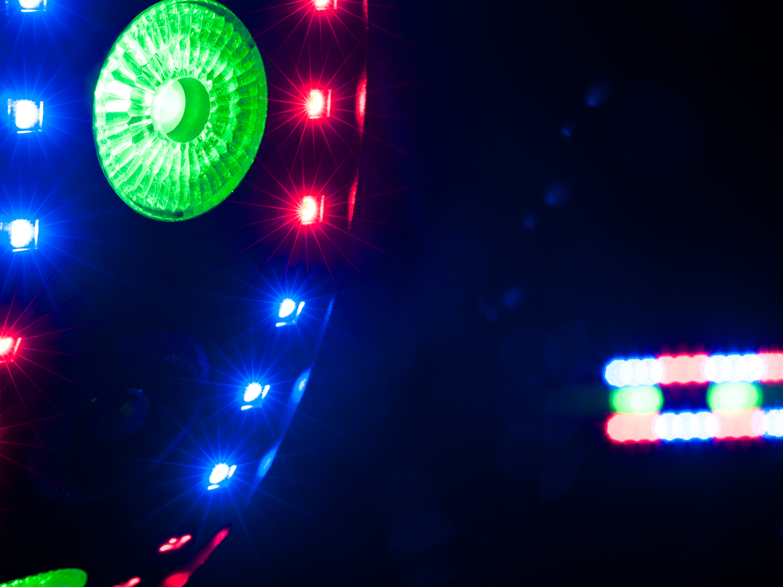 4in1-LED-Effektscheinwerfer mit RGB+UV-LEDs, dynamischen Farbeffekten und Stroboskop