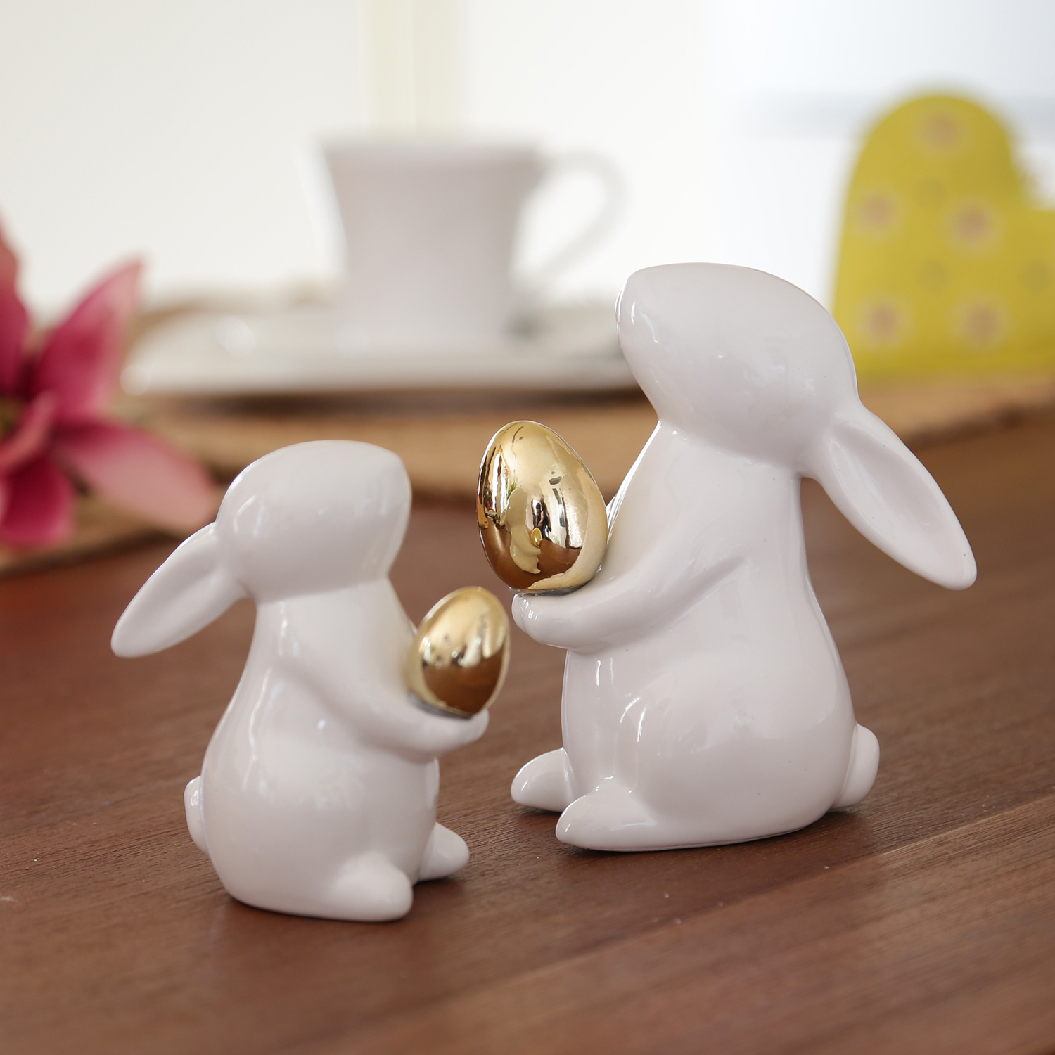 Hase mit goldenem Ei - Osterhase - Dekofigur - H: 9,5cm - Dolomit - weiß