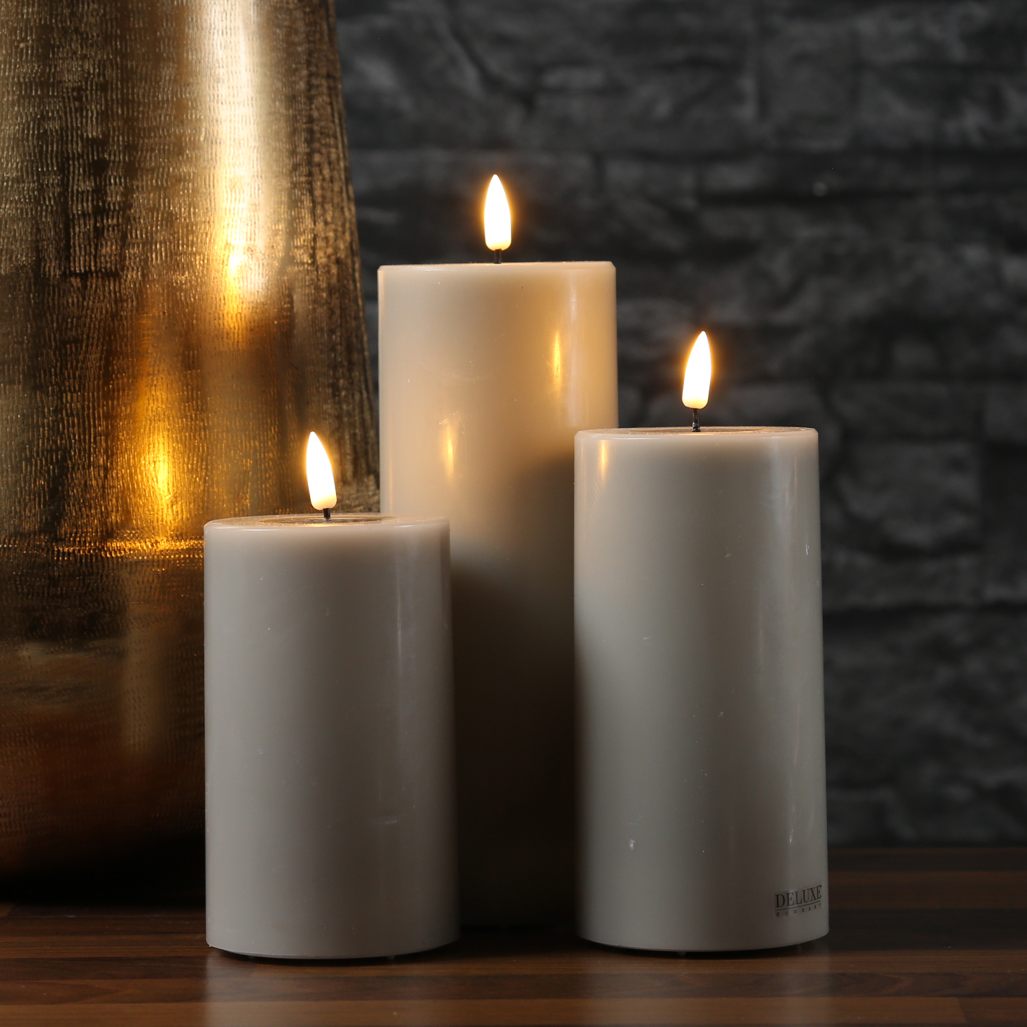 LED Stumpenkerze MIA - Echtwachs - realistische 3D Flamme - H 12-5cm - D 7-5cm - sand/taupe