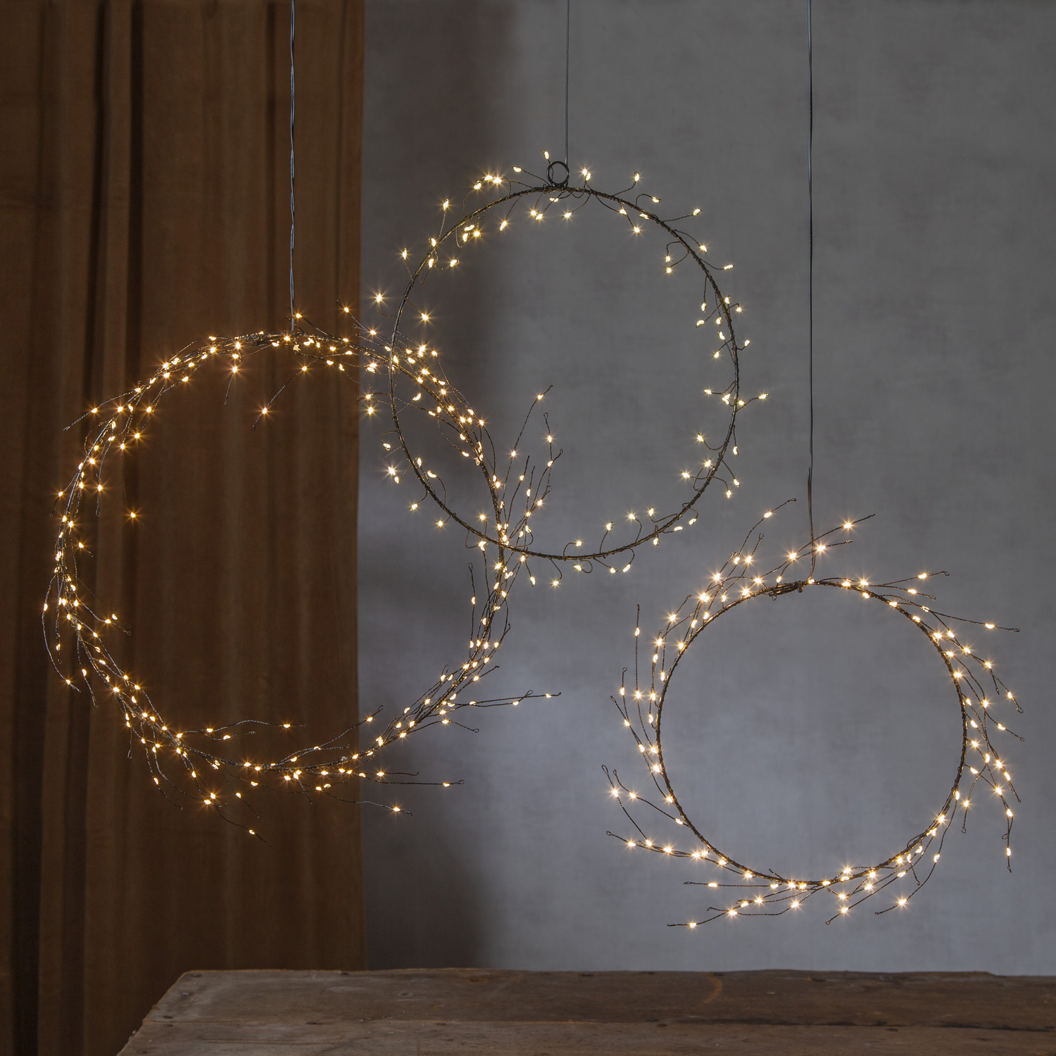 LED Lichtkranz Nike - 80 warmweiße LED - D: 30cm - Indoor - Batterie - Timer - schwarz