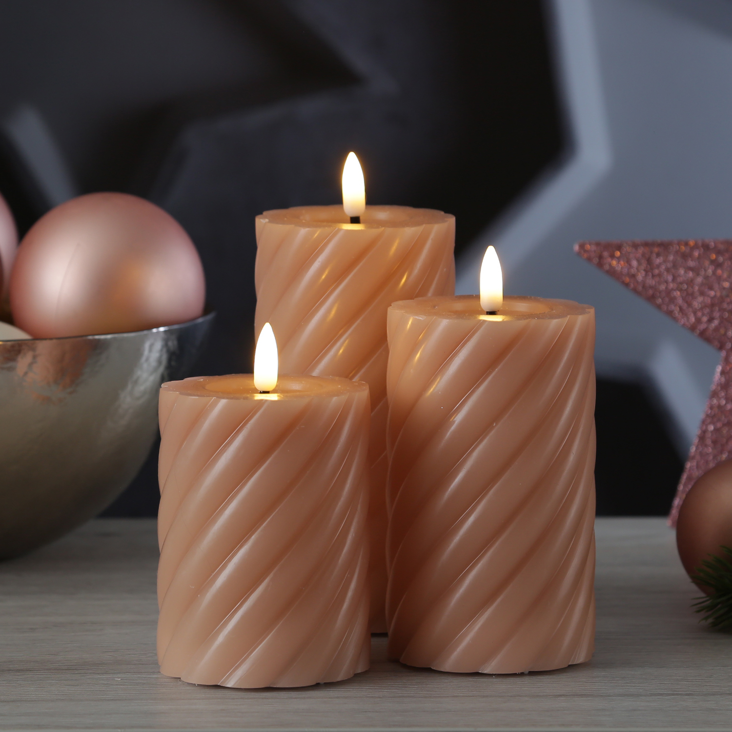 LED Stumpenkerze TWIST - Echtwachs - warmweiße 3D Flamme - H: 17,5cm - Batterie - Timer - altrosa