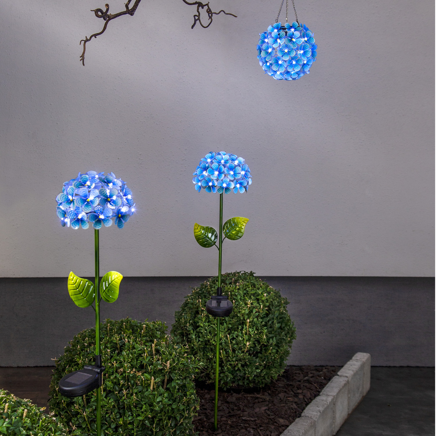 LED Solarstab -Hortensie- - blau - 27 kaltweisse LED - H- 77cm- D- 16cm - Daemmerungssensor