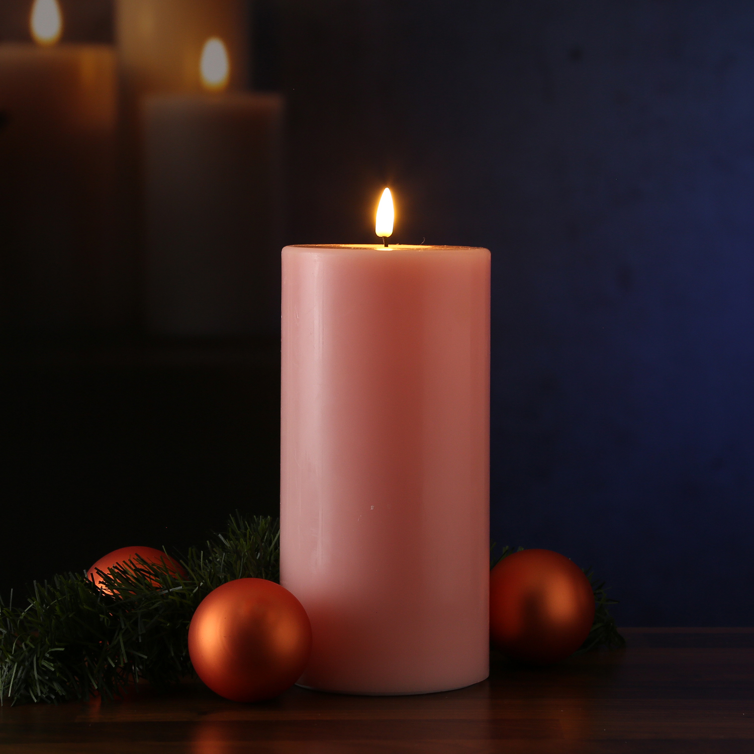 LED Stumpenkerze MIA - Echtwachs - realistische 3D Flamme - H: 20cm - D: 10cm - Batterie - rosa