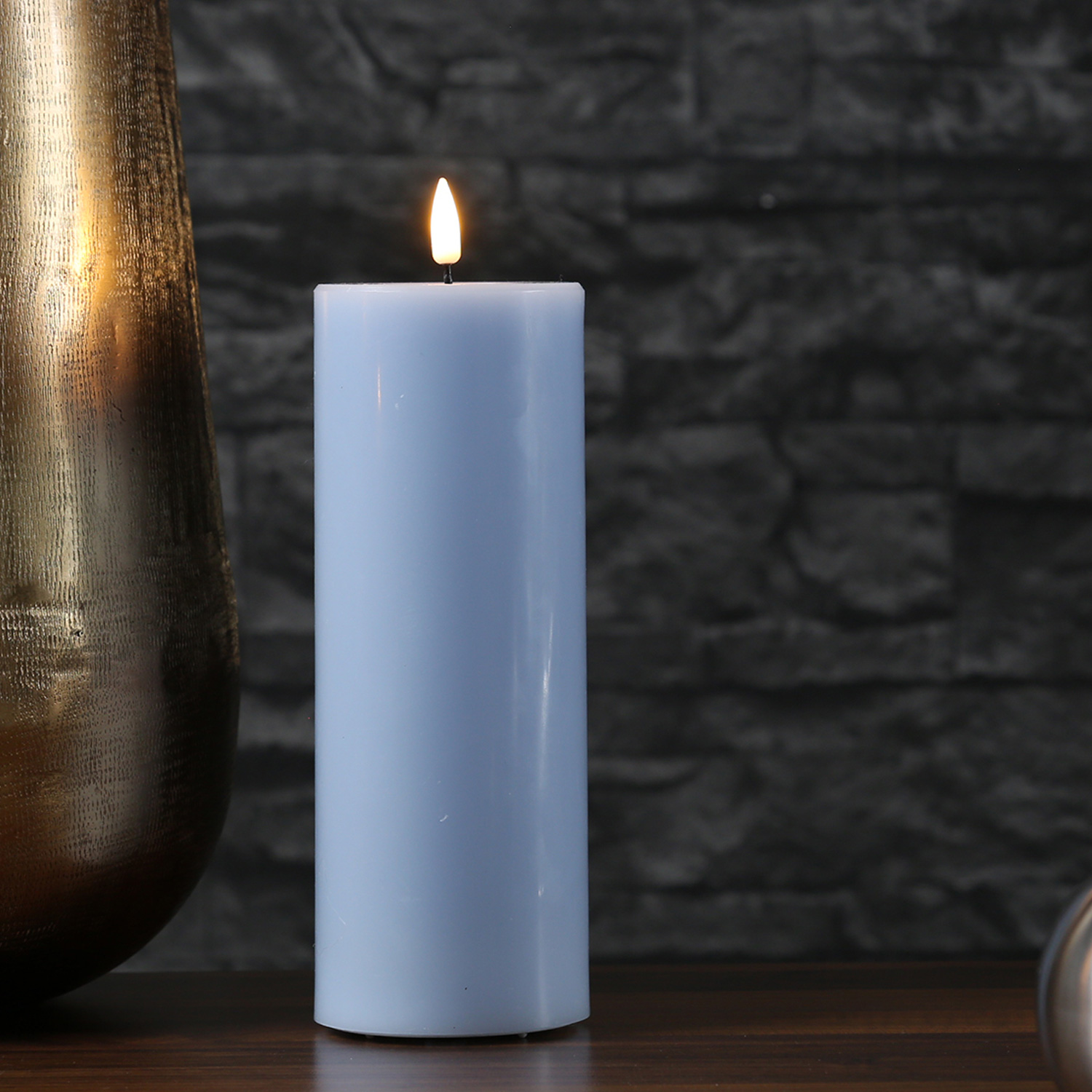 LED Stumpenkerze MIA - Echtwachs - realistische 3D Flamme - H: 20cm - D: 7,5cm - hellblau