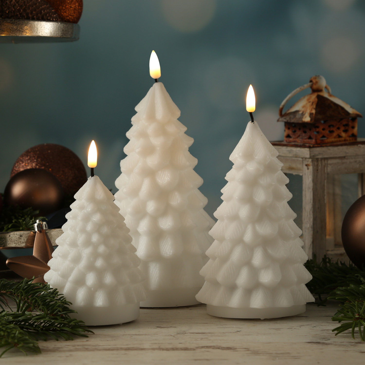 LED Kerze Tannenbaum - Echtwachs - flackernde 3D Flamme - H: 16cm - D: 9cm - weiß