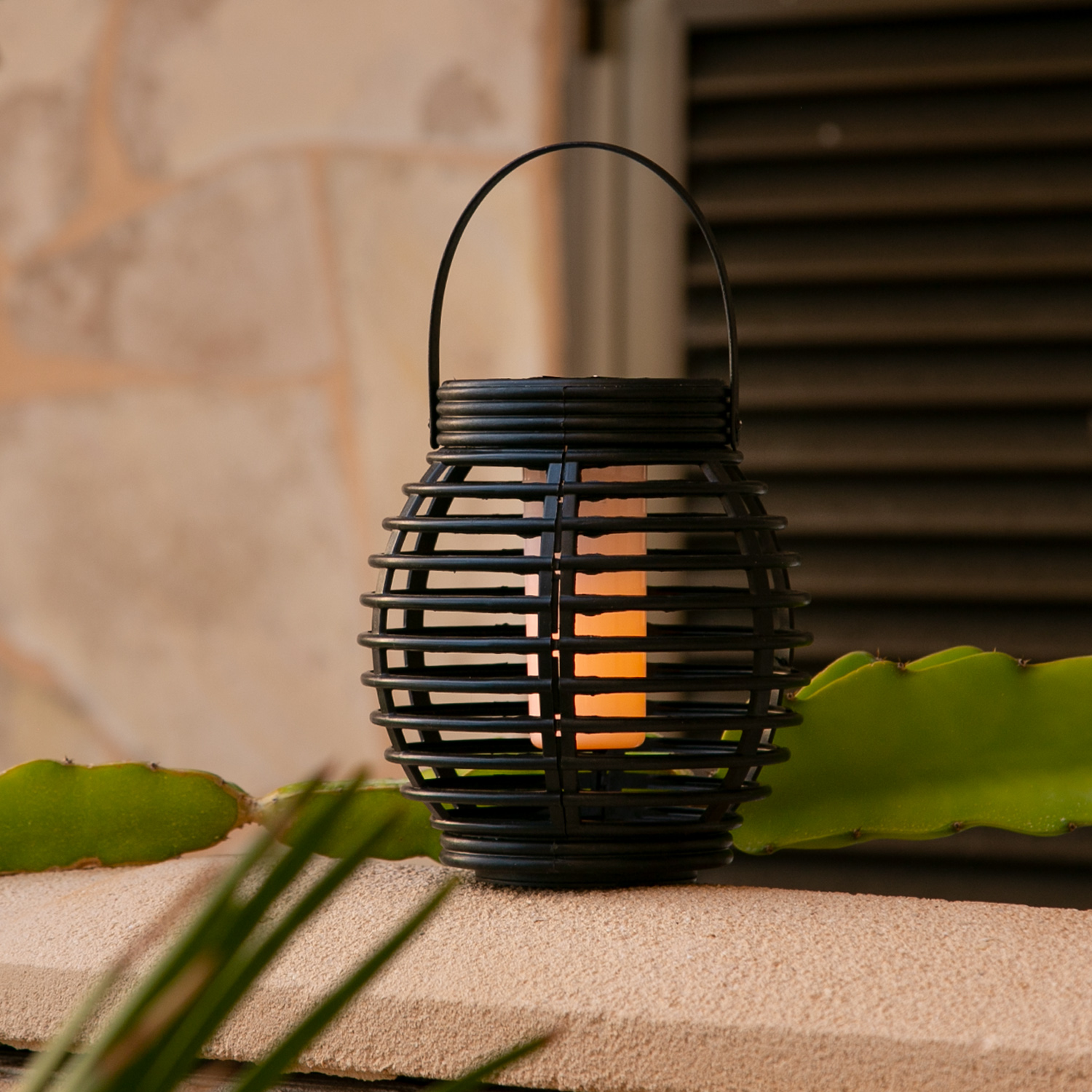 LED Solar Laterne ROTANG - Flammeneffekt - gelbe LED - H: 17cm - D: 14cm - Lichtsensor - schwarz