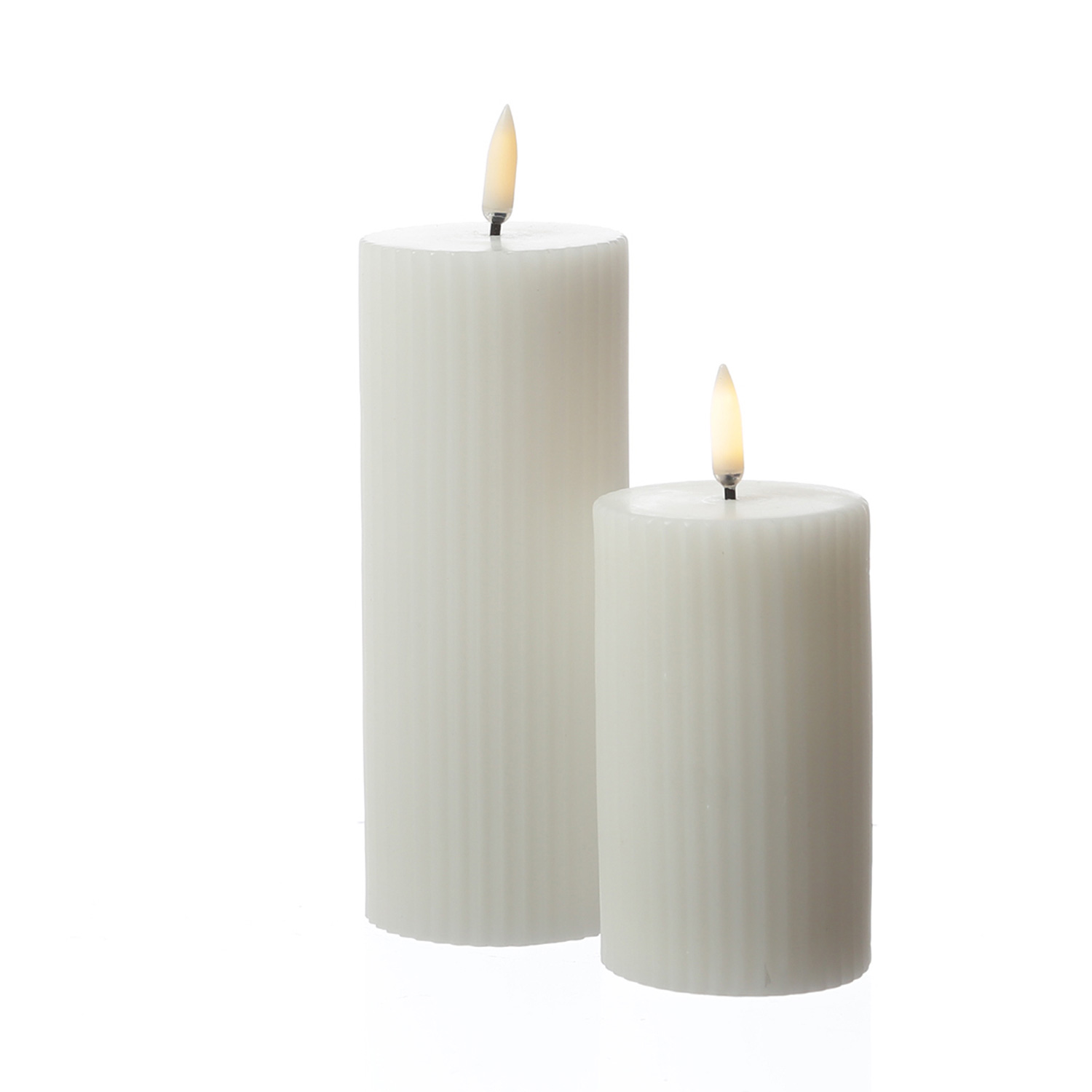 LED Kerze THEA - mit Rillen - Echtwachs - 3D Flamme - D: 5,8cm - H: 10,1cm - Timer - weiß LED Kerze THEA - mit Rillen - Echtwachs - 3D Flamme - D: 5,8cm - H: 10,1cm - Timer - weiß