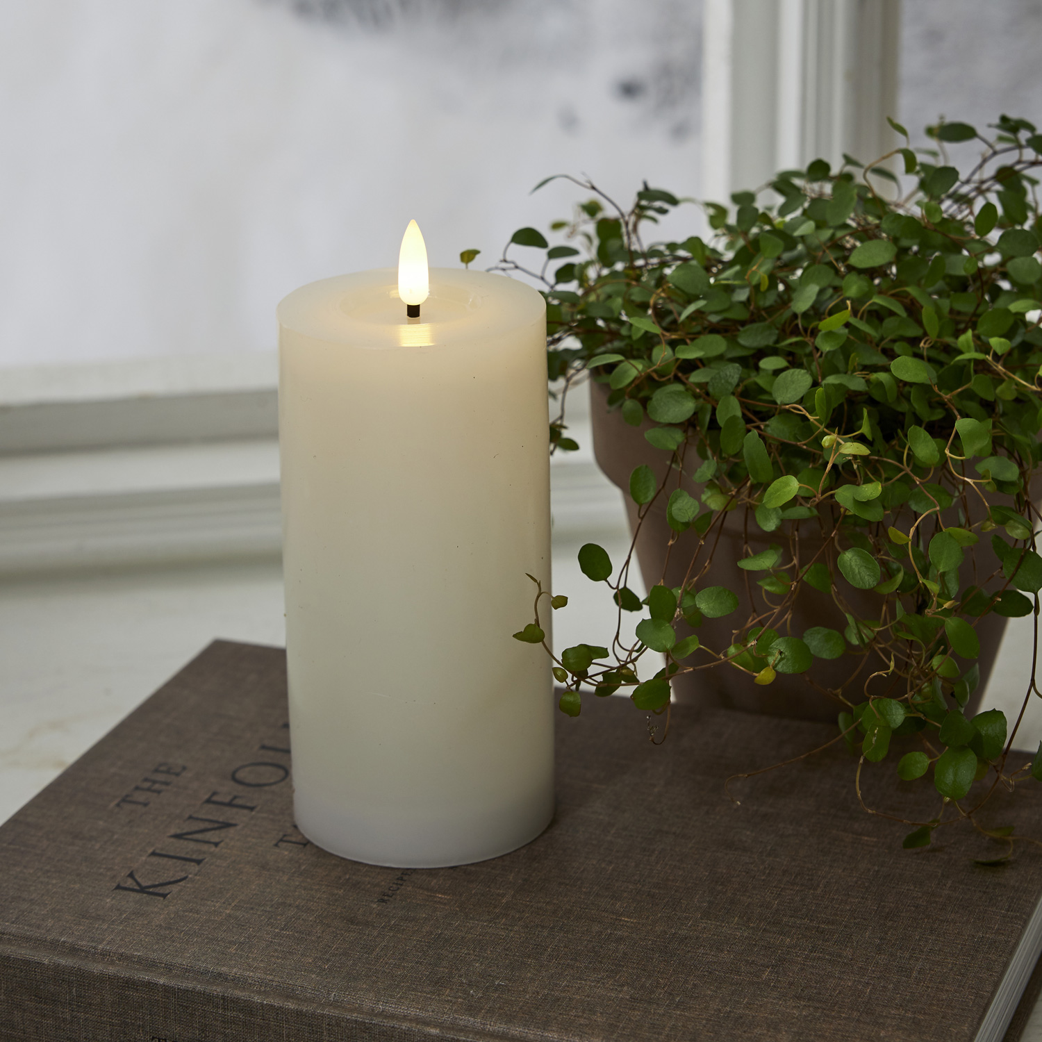 LED Stumpenkerze LINA - Echtwachs - realistische 3D Flamme - H: 17,5cm - Batterie - Timer - weiß