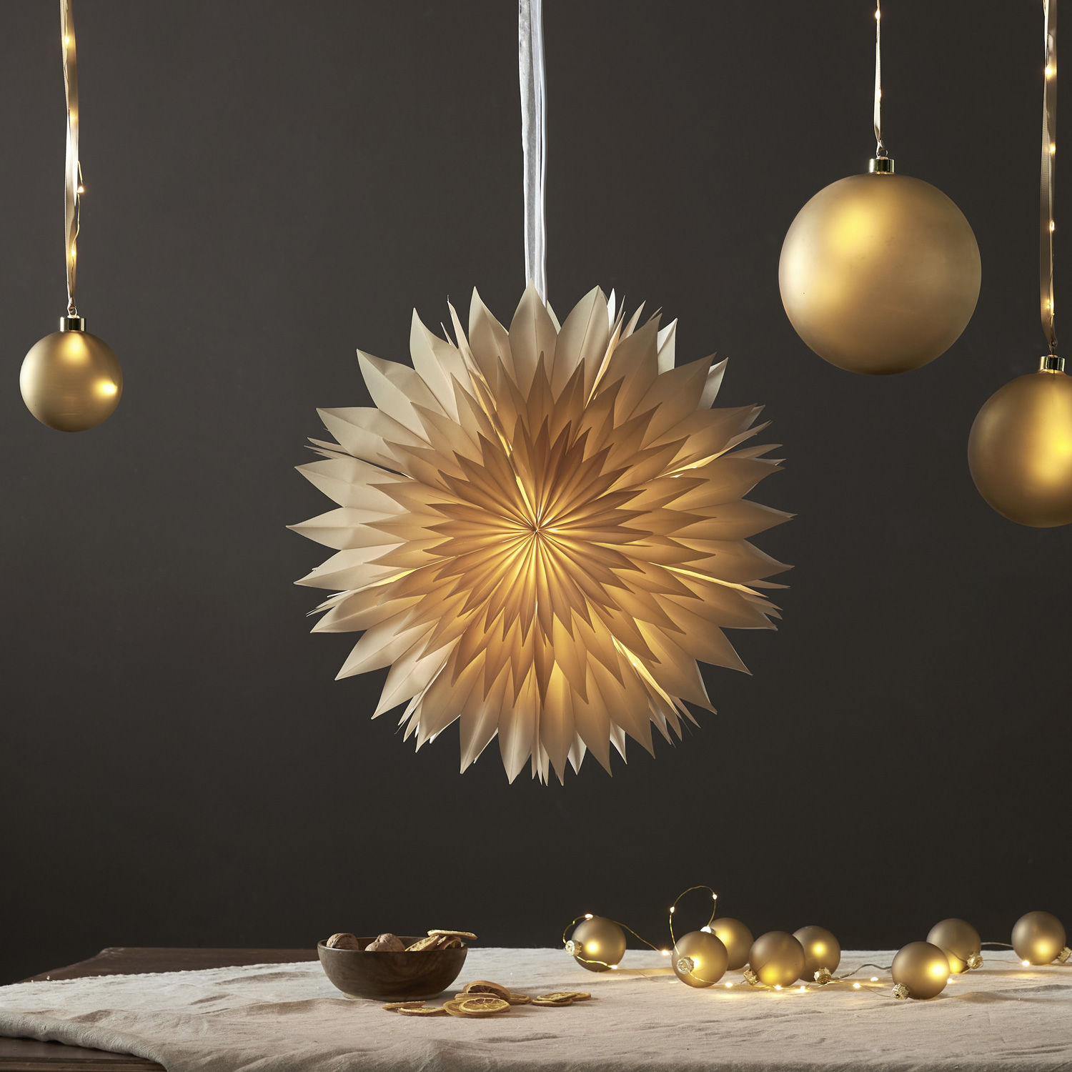 Papierstern EISBLUME - hängend - D: 50cm - mit Band - beige Papierstern EISBLUME - hängend - D: 50cm - mit Band - beige