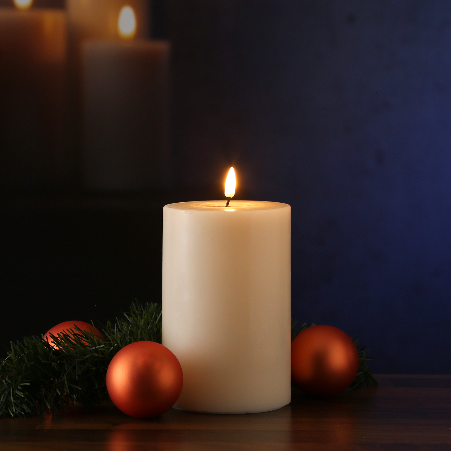 LED Stumpenkerze MIA - Echtwachs - realistische 3D Flamme - H: 15cm D:10cm - Batteriebetrieb - creme