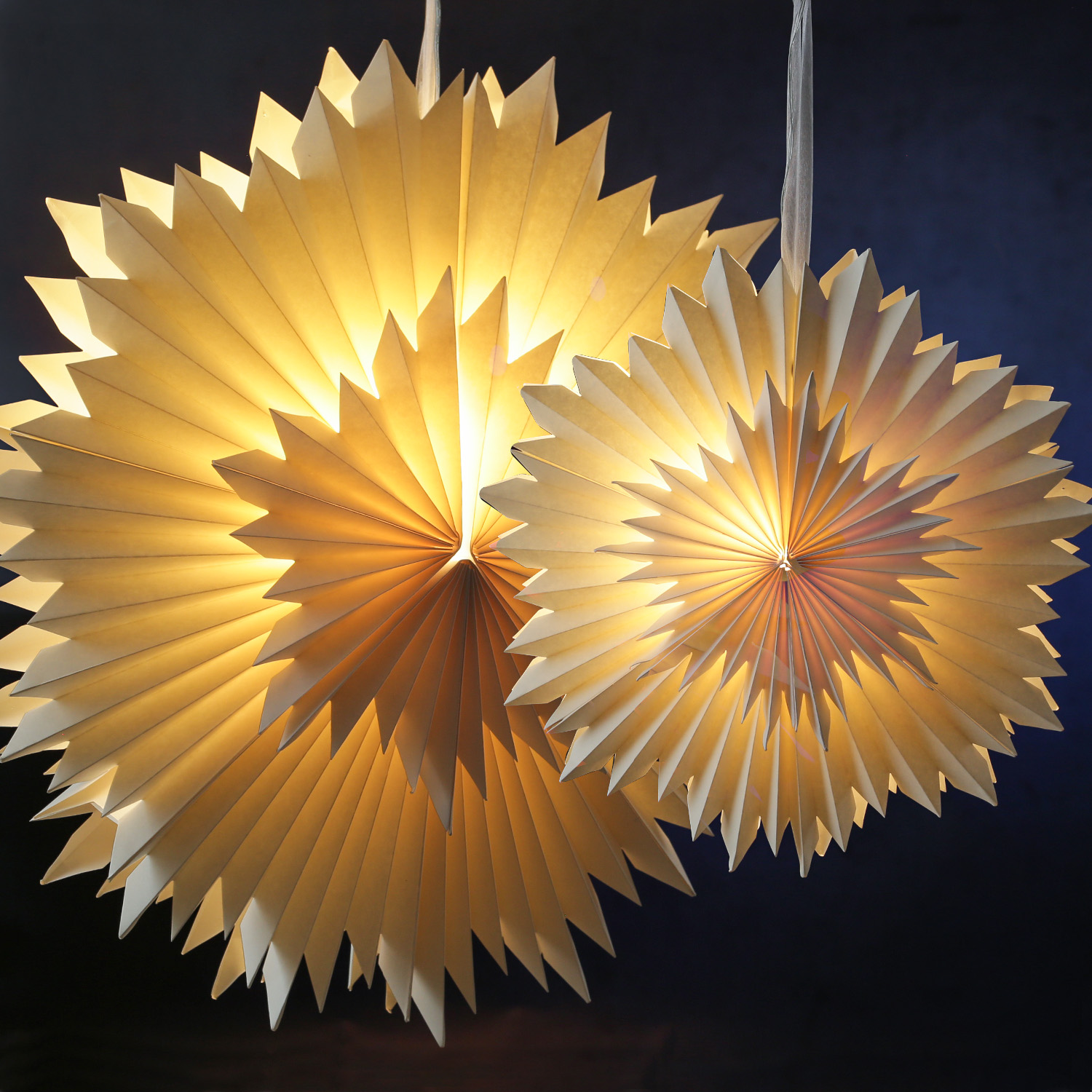 LED Papierstern EISBLUME - hängend - inkl. Kabel und LED Leuchtmittel - Timer - D: 60cm - weiß