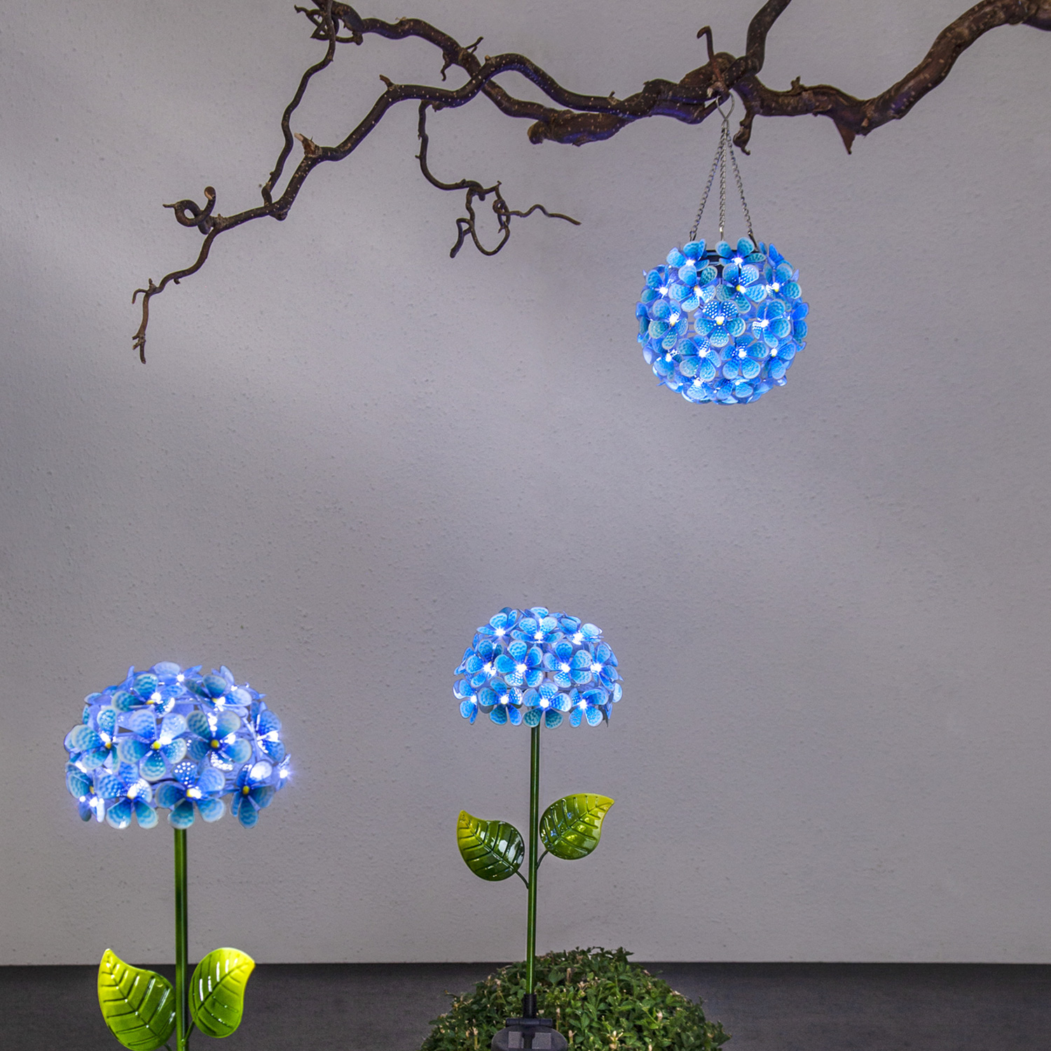 LED Solar Haengedeko -Hortensie- - mit Aufhaenger - 44 kaltweisse LED - D- 16cm - Lichtsensor - blau