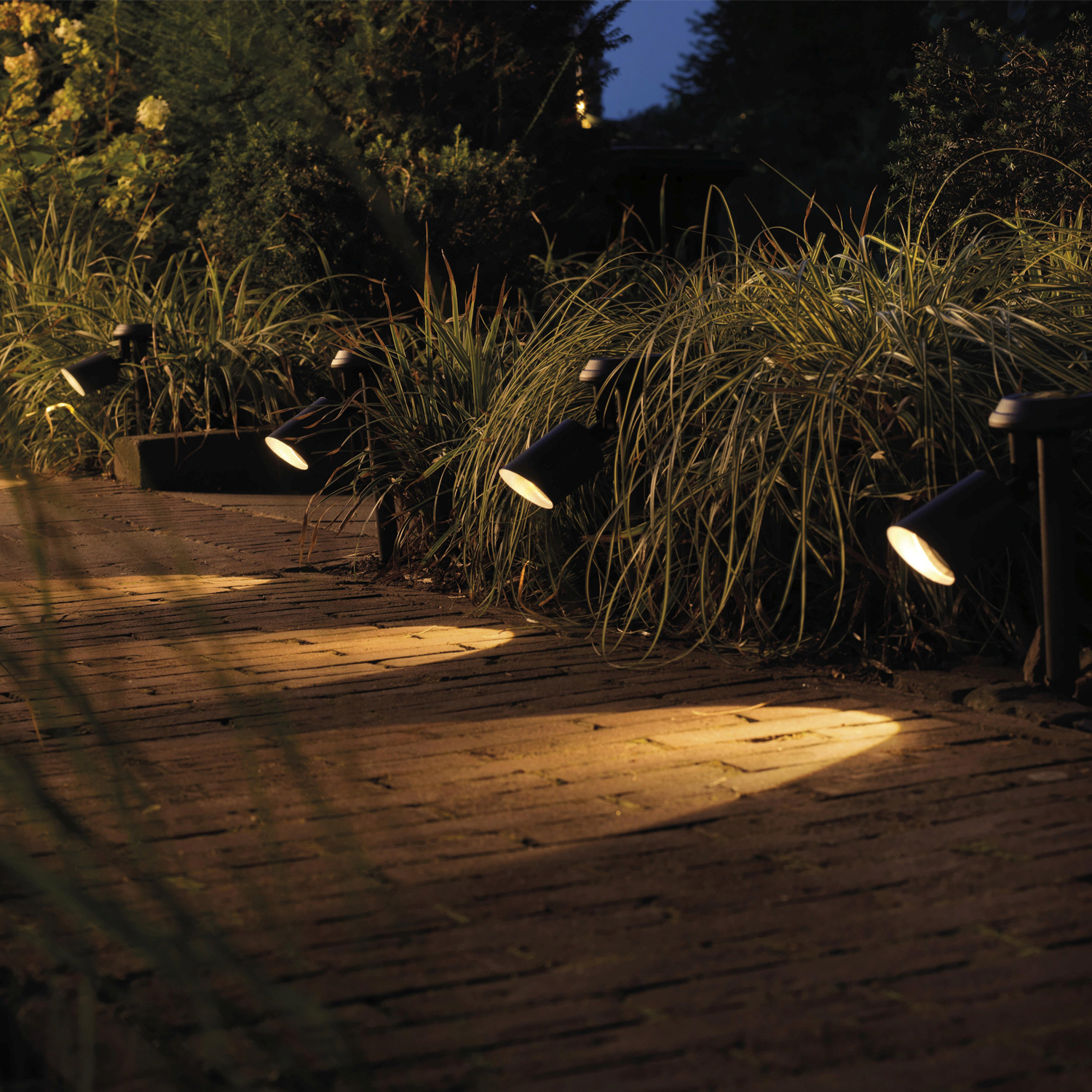 LED Solar Gartenstrahler - Gartenspot  - Dämmerungssensor - 3 Lumen - H: 25,5cm - 4er Set