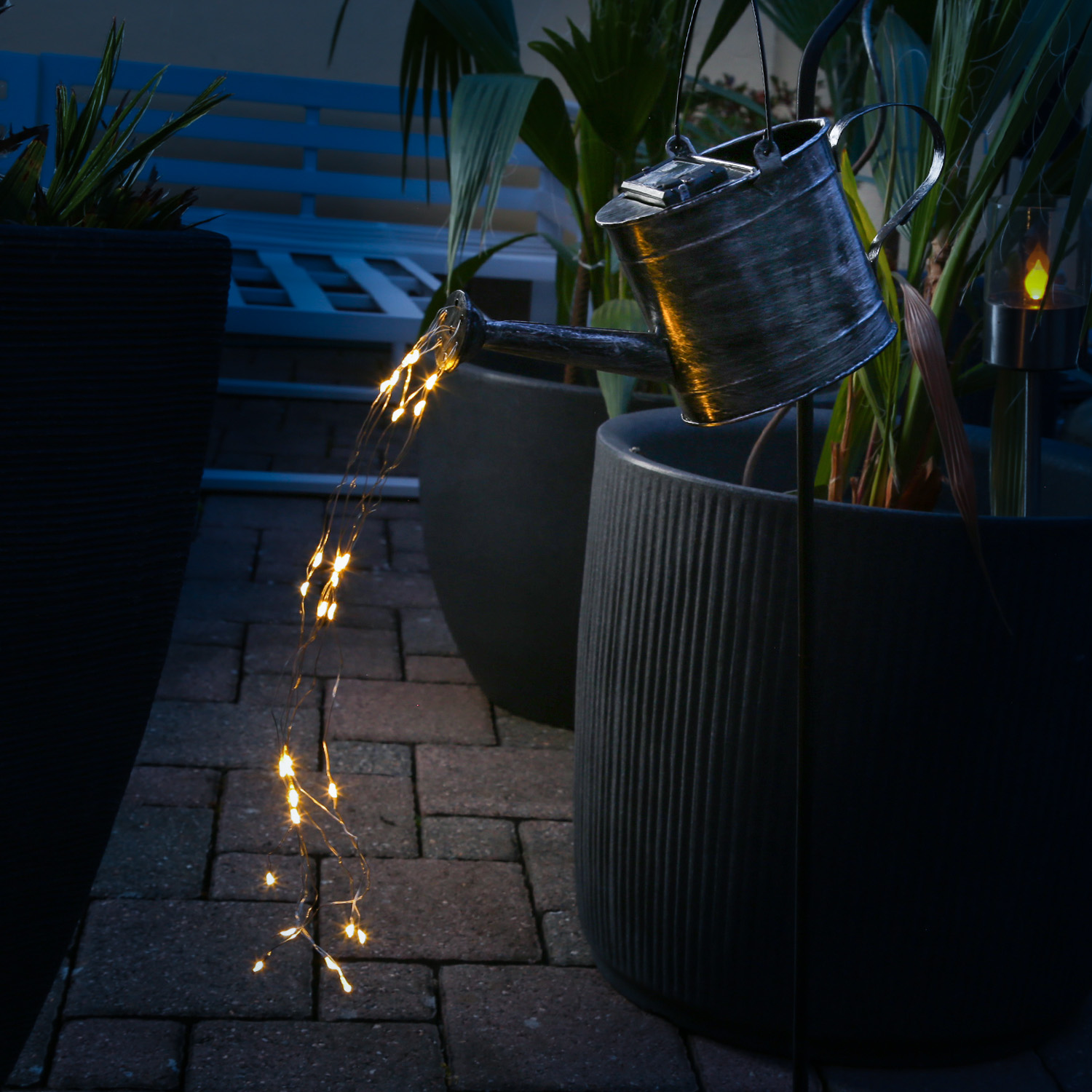 LED Solar Gießkanne mit Erdpieß - 28 warmweiße LED - mit Wasserfalleffekt - H: 90cm - Lichtsensor