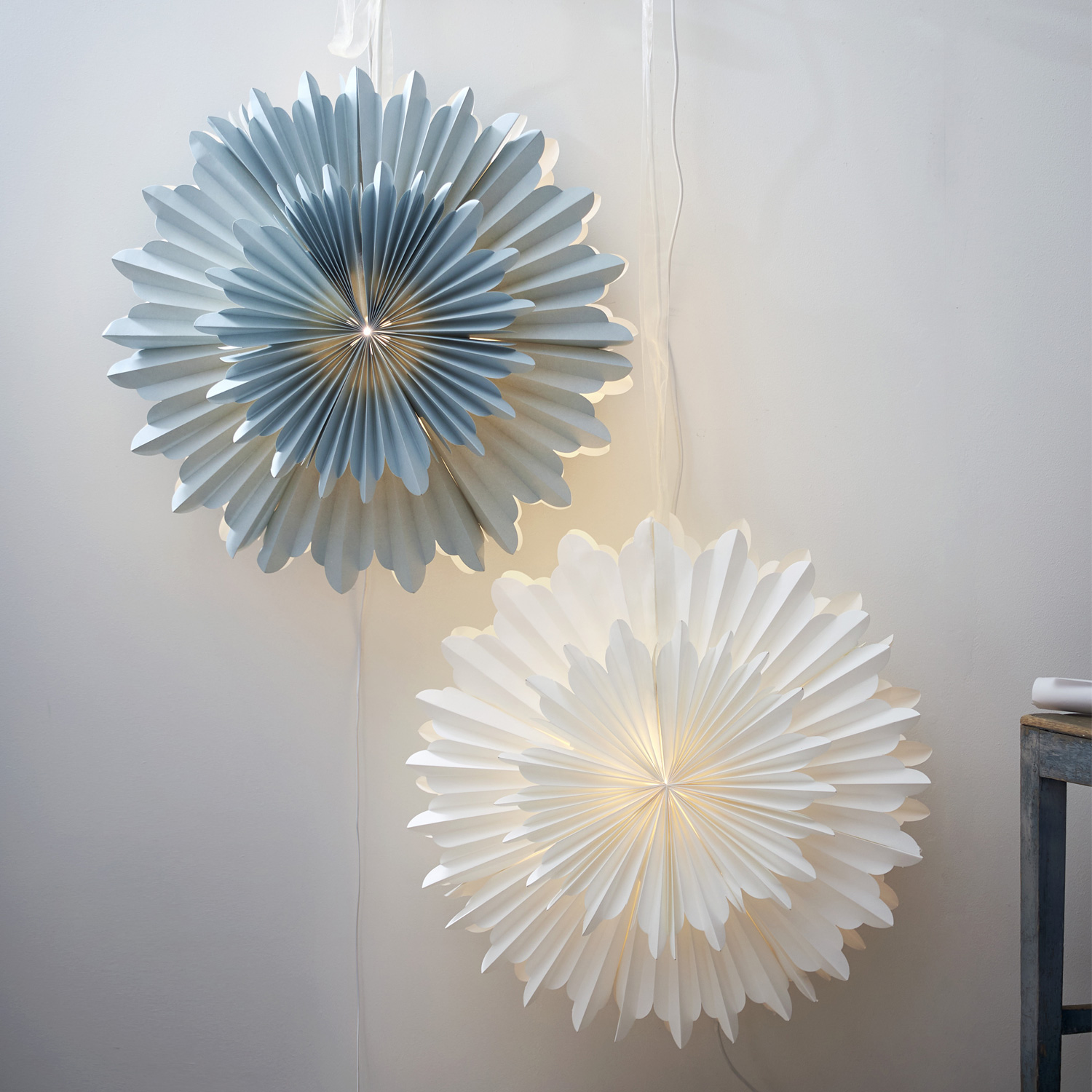 Papierstern CRYSTAL - hängend - D: 50cm - mit Band - 2-lagig gefaltetes Papier mit Dekor - blau