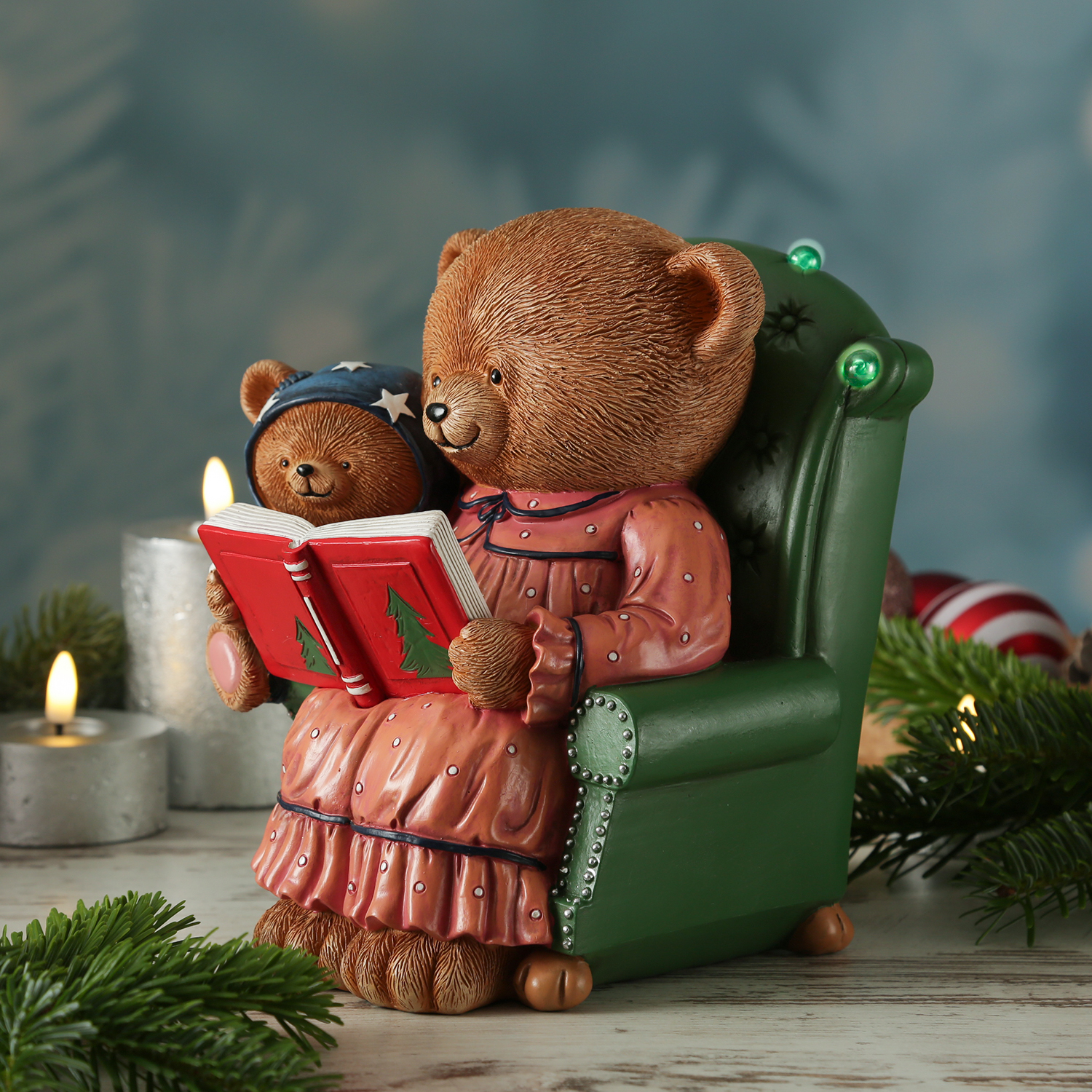 LED Bär mit Teddybär im Sessel mit Buch - Dekofigur - Polyresin - H: 22cm - Batterie - Timer