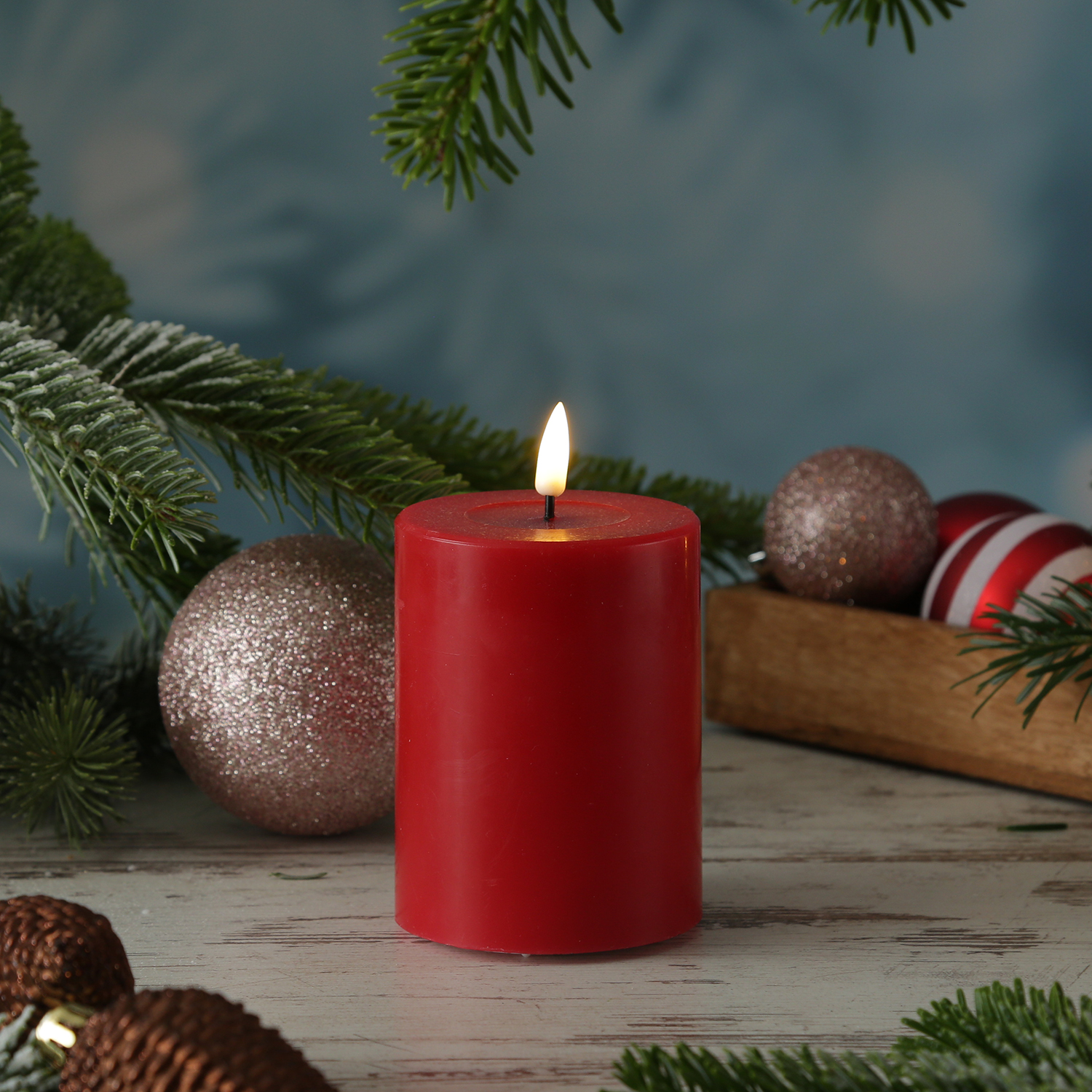 LED Stumpenkerze MIA - Echtwachs - realistische 3D Flamme - H: 10cm - D: 7,5cm - rot