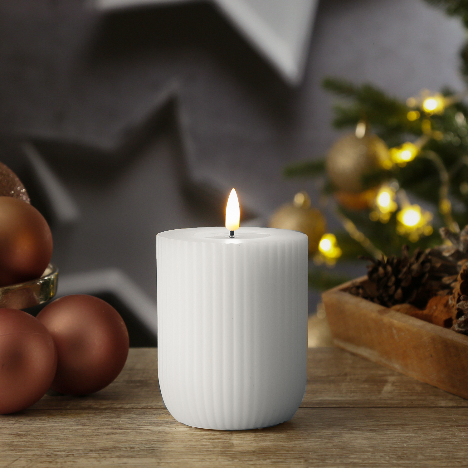 LED Stumpenkerze MIA - gerillt - Echtwachs - 3D Flamme - H- 10cm - D- 8cm - weiss