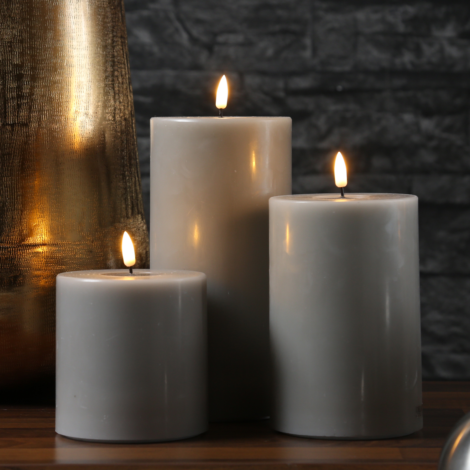 LED Stumpenkerze MIA - Echtwachs - realistische 3D Flamme - H- 15cm - D- 10cm - sand-taupe