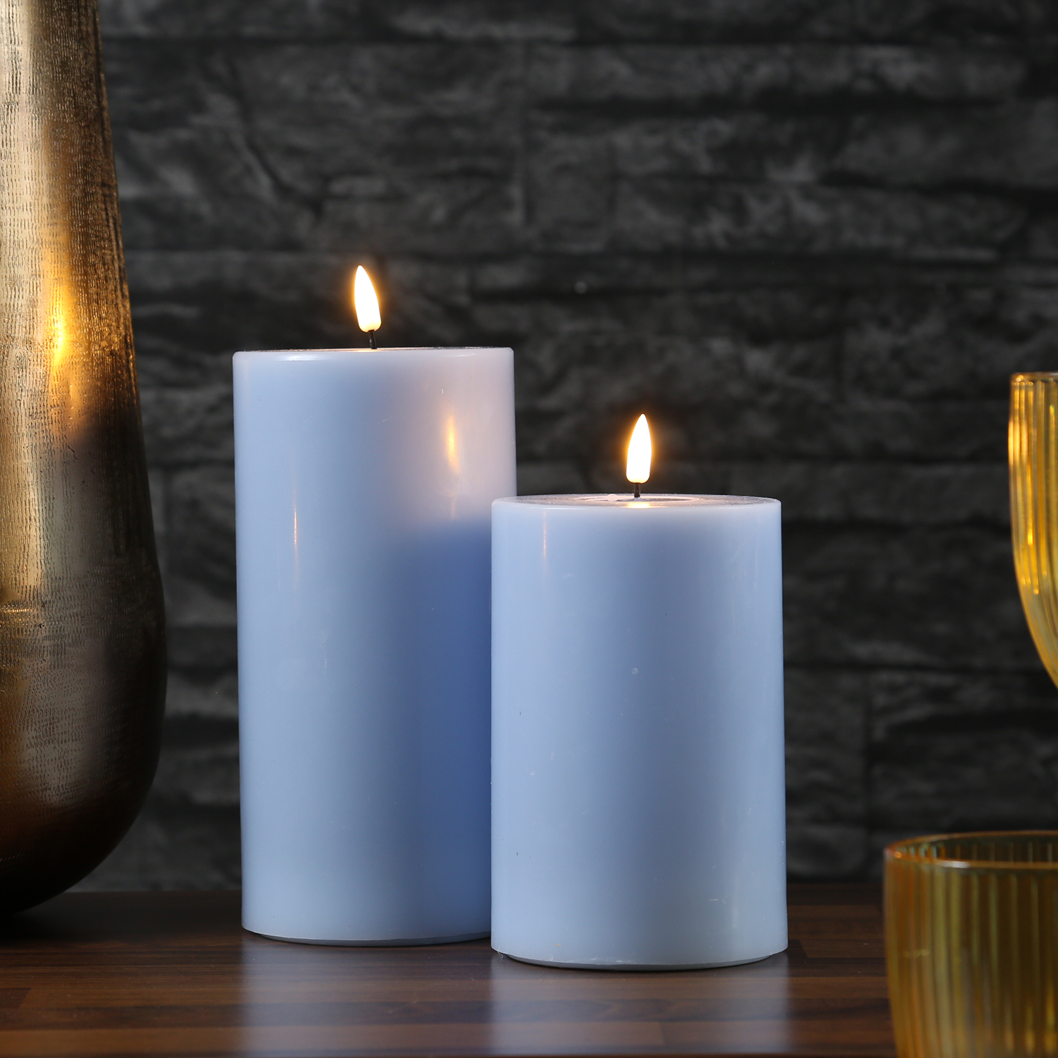 LED Stumpenkerze MIA - Echtwachs - realistische 3D Flamme - H: 20cm - D: 10cm - hellblau