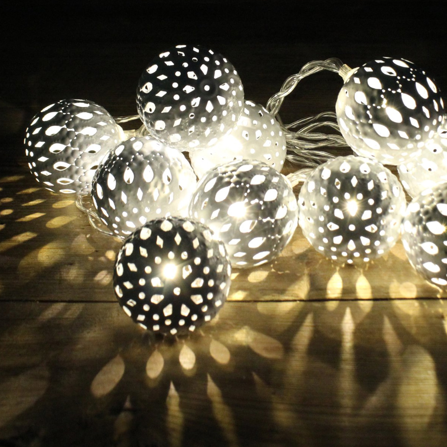 LED Dekolichterkette Metallkugeln - 8 warmweiße LED - D: 4cm - L: 0,7m - Batterie - weiß