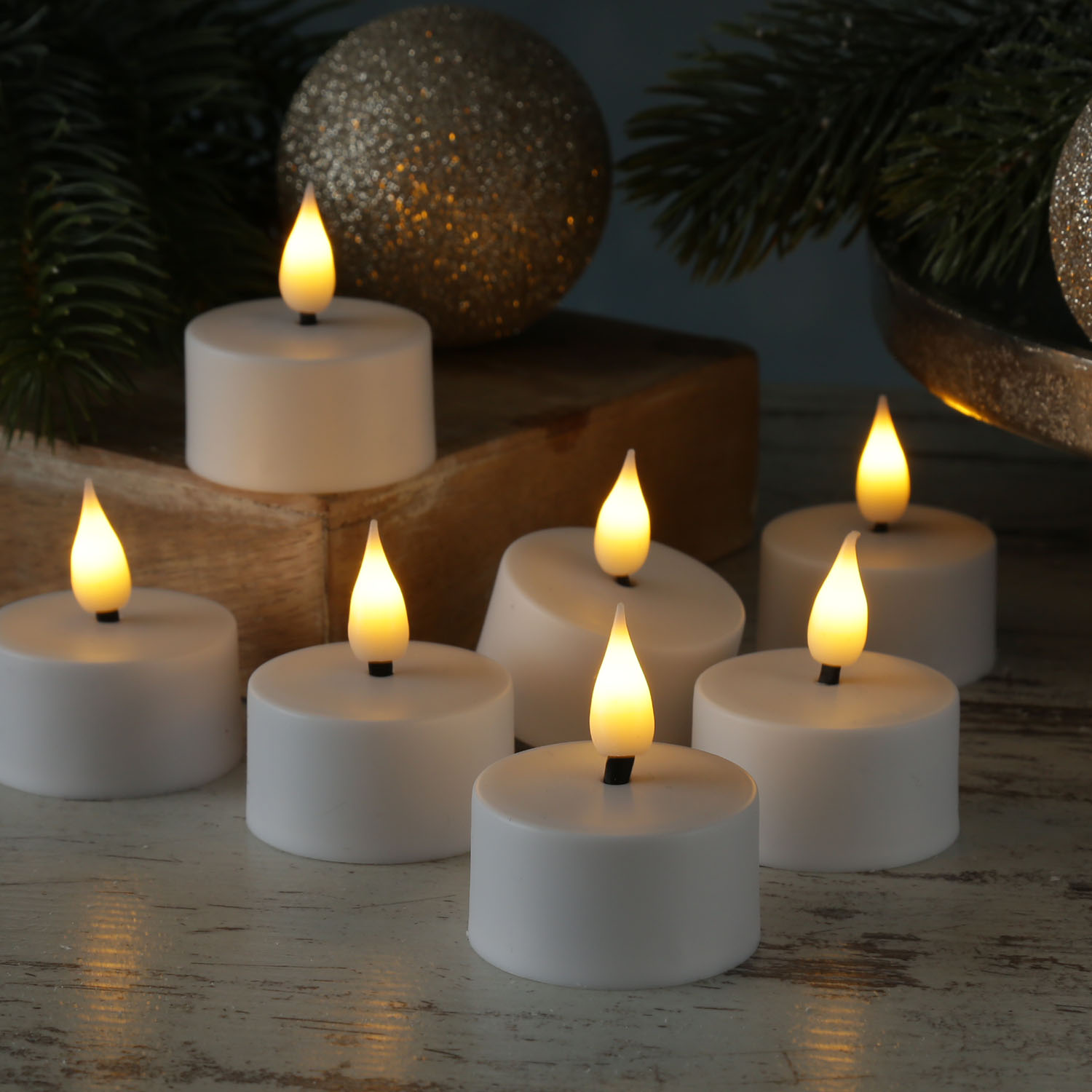 LED Teelichter - 12 wiederaufladbare LED Teelichter mit Ladestation - D: 4cm - flackernd - weiß