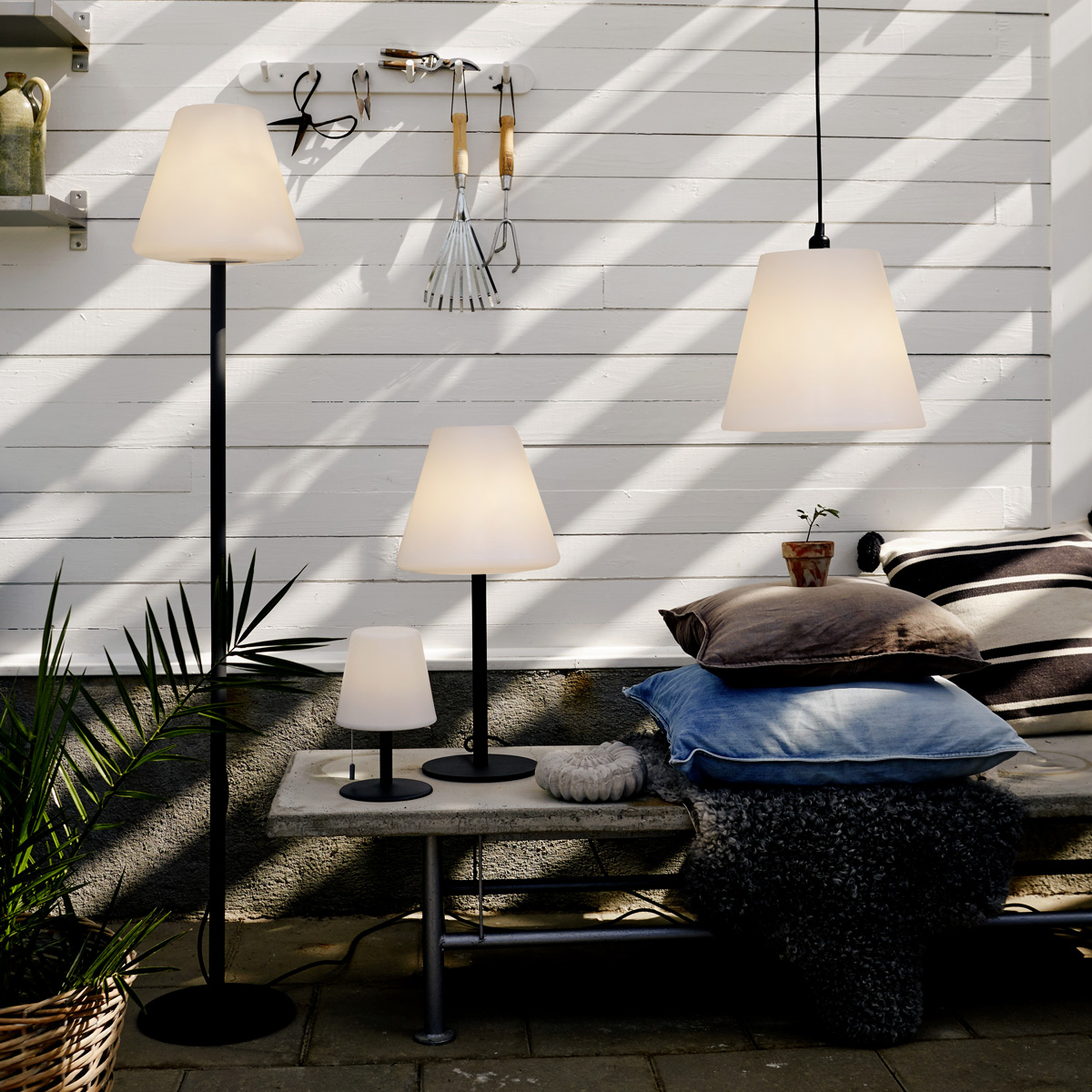 Garten-Beistelllampe/Tischlampe - H: 60cm - weißer 28cm Lampenschirm